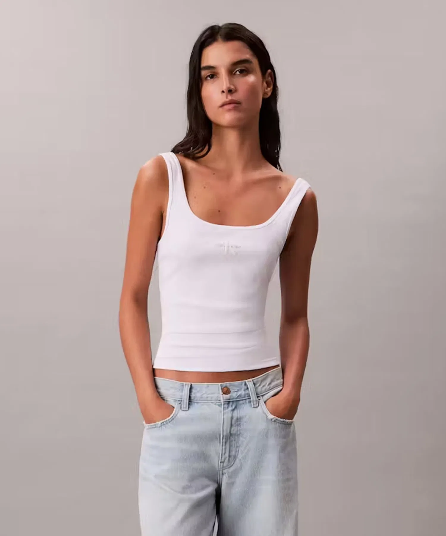 Calvin Klein MONOGRAM SCOOP NK RIB TANK Топ в рубчик, вырез-лодочка, квадратный вырез, коллекция Весна/Лето 2026 — фото 4