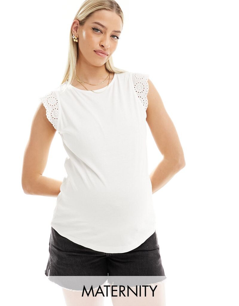 

Vero Moda Maternity — белая футболка с английской вышивкой на рукавах