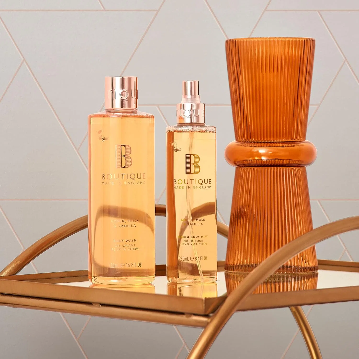 Спрей для тела Boutique Amber, Musk & Vanilla, увлажняющий и освежающий, 250 мл Boutique Made In England — фото 3