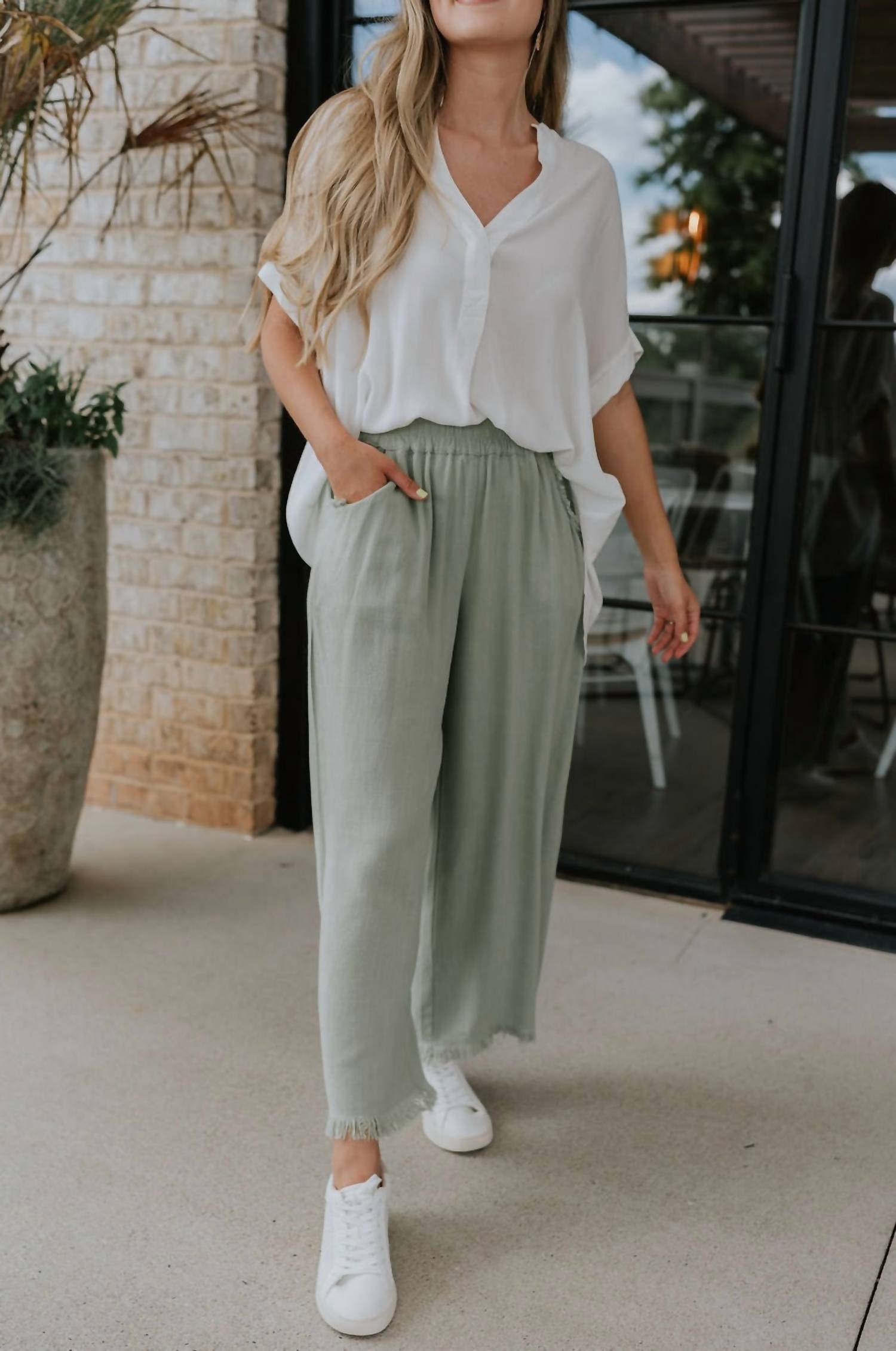 

Укороченные брюки Leona Linen Fray в цвете Sage Sunland 17
