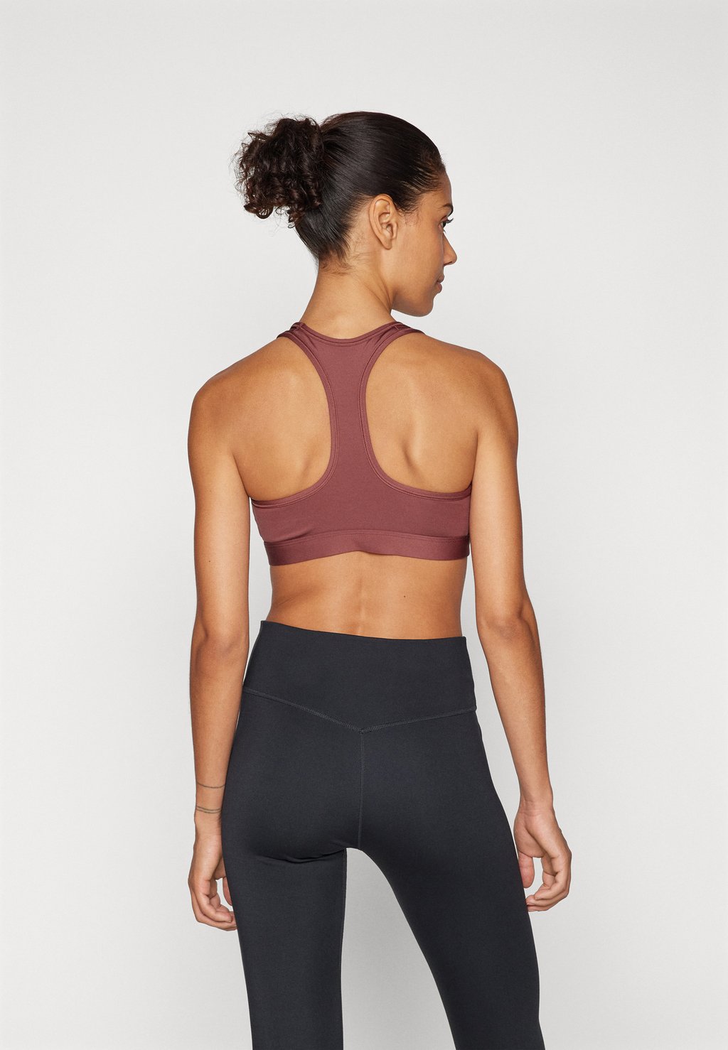 

Спортивный бюстгальтер средней поддержки BRA Nike Performance, красный