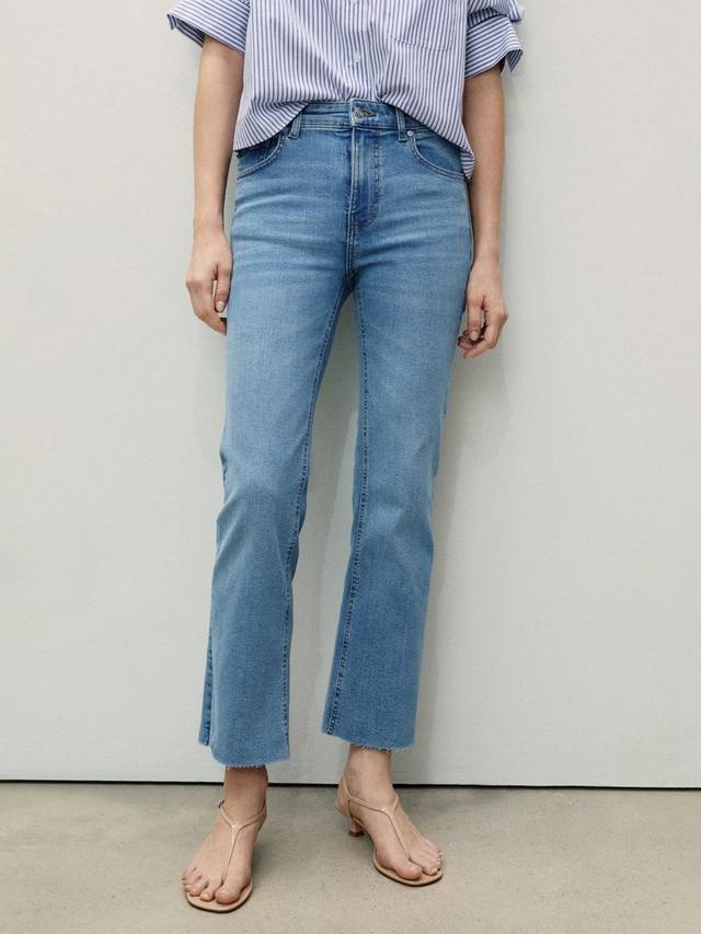 

Укороченные джинсы-клеш цвета сиенны Mango, цвет Pale Blue