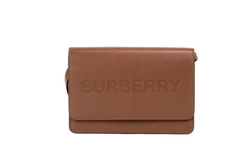 

Сумка через плечо из гладкой кожи Hampshire Small Tan с тисненым логотипом Burberry