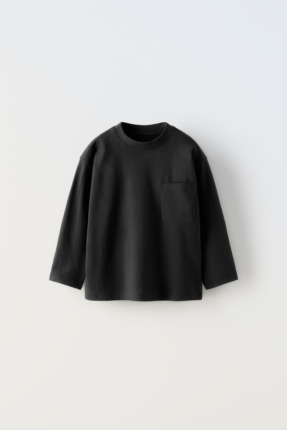 

Простая футболка с карманом ZARA, черный