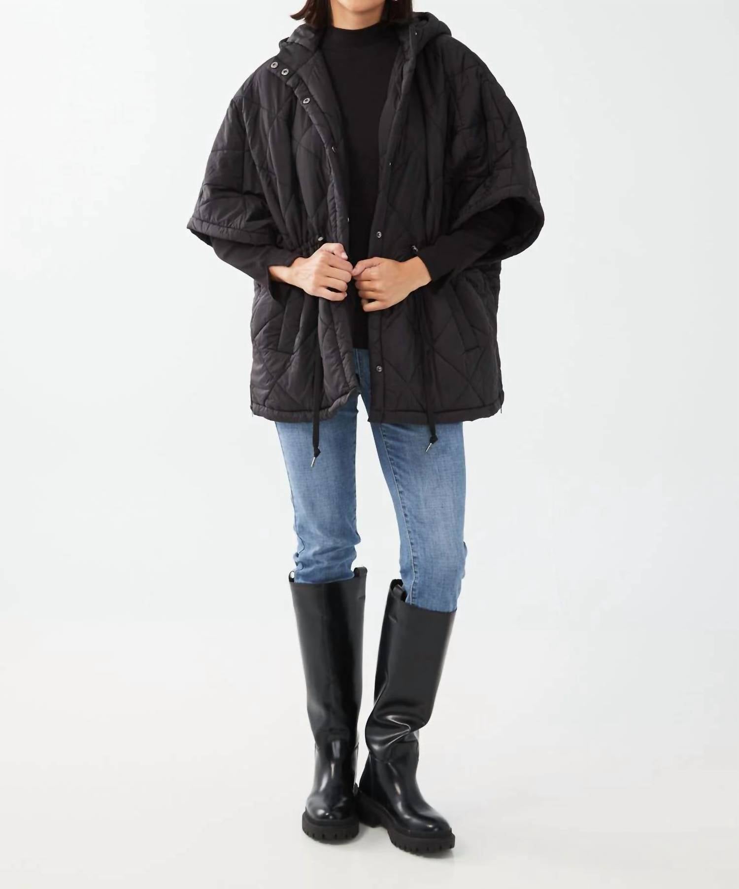 

Квилтовое пончо в черном цвете FDJ