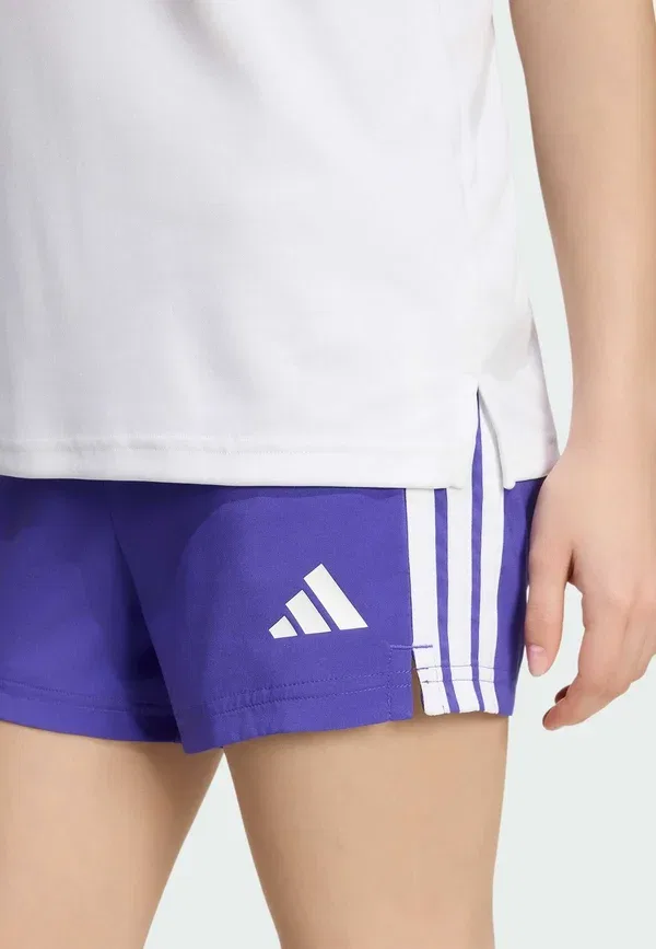 Шорты тренировочные Adidas Sportswear essentials 3 stripes shorts, чисто-фиолетовый белый — фото 3