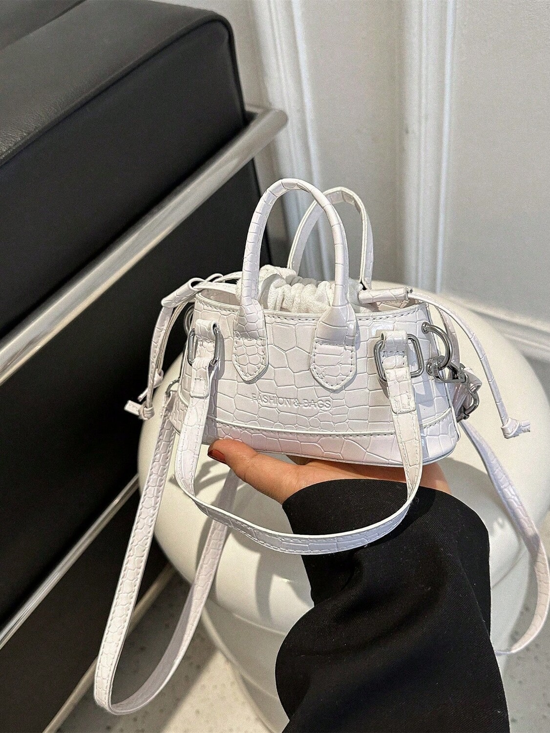 

Сумка с тиснением под крокодила и шнурком, белый