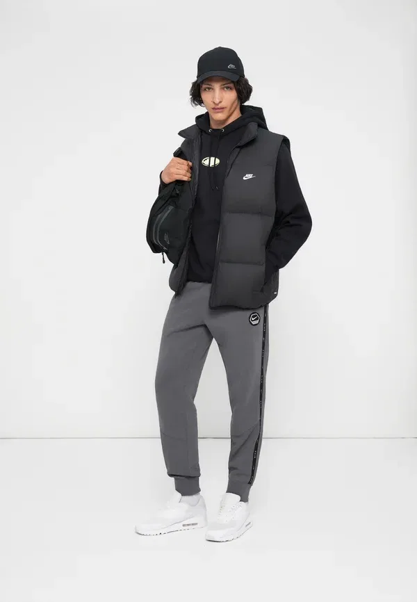 Жилет стеганый Nike Sportswear Club Puffer Vest Waistcoat, черный/белый — фото 2