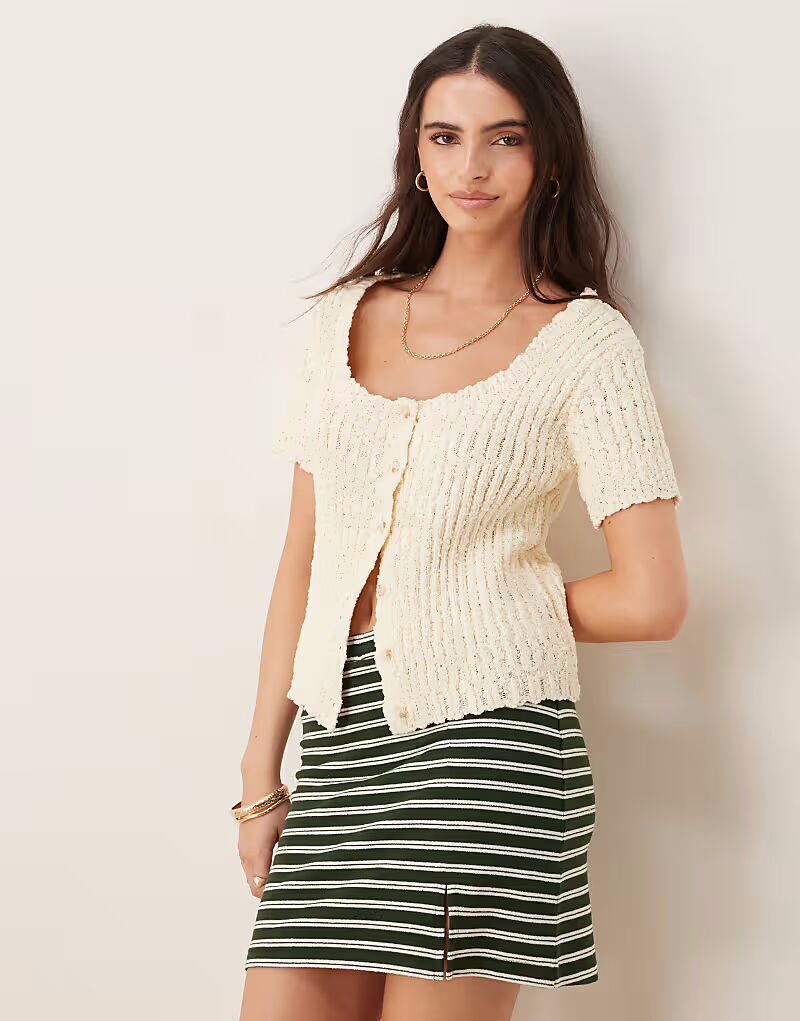 

Вязаный кардиган с круглым вырезом на пуговицах из текстурированной пряжи кремового цвета от ASOS DESIGN