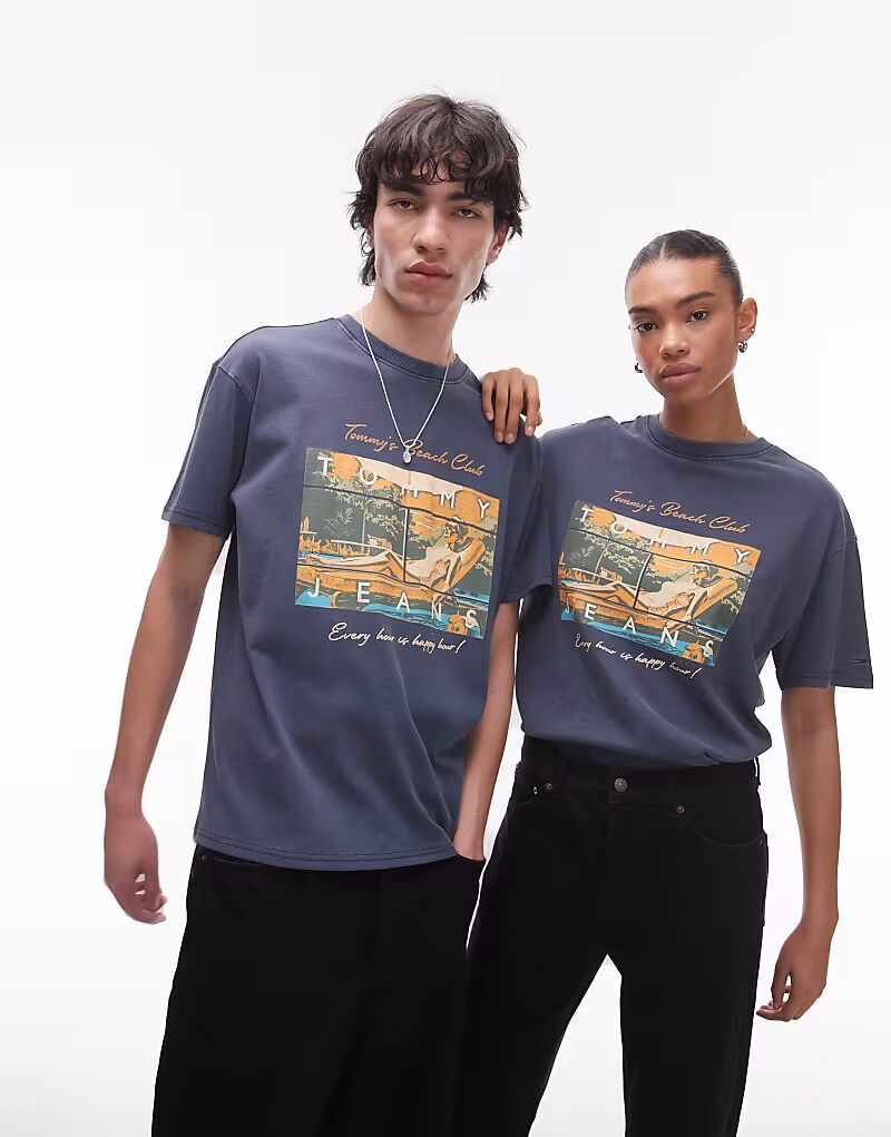 

Футболка унисекс Tommy Jeans с принтом пляжного клуба в темно-синем цвете