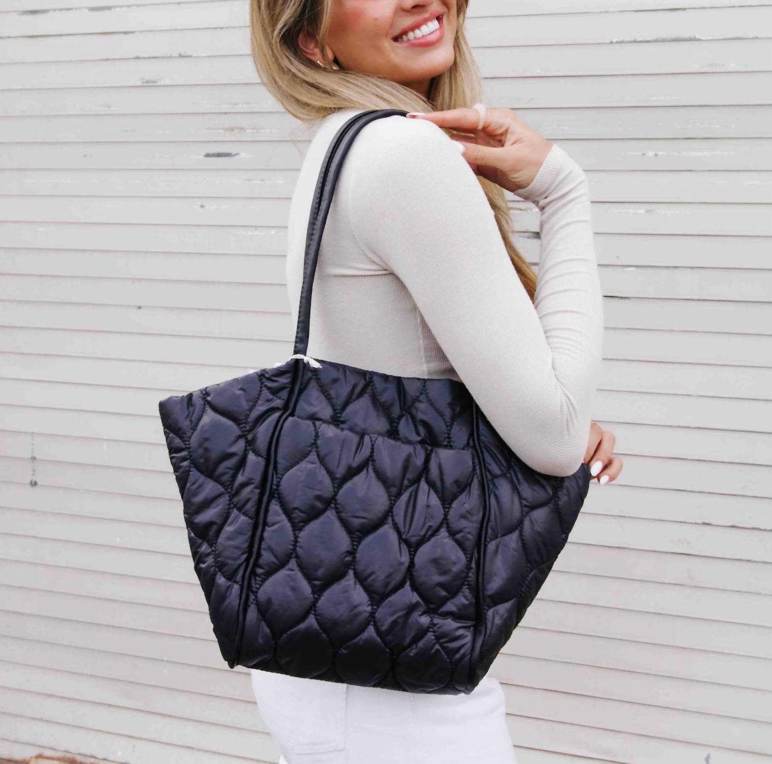 

Сумка-тоут Preslee Petite Puffer черного цвета Pretty Simple