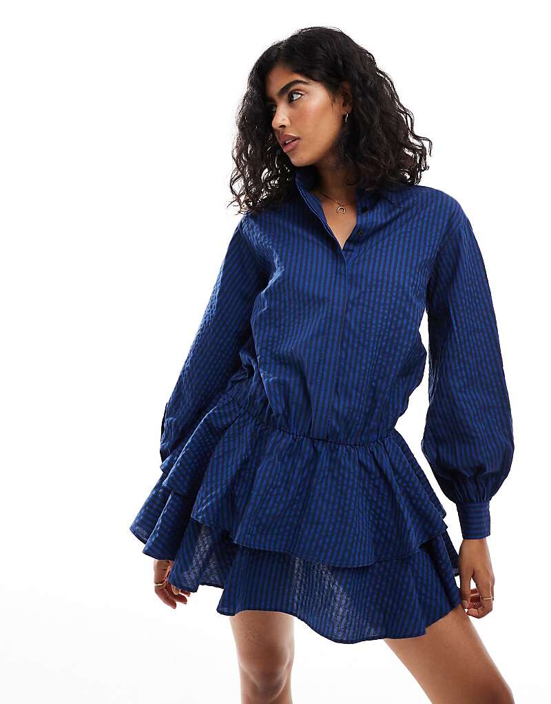 

Платье-рубашка мини с рюшами и юбкой в ​​темно-синюю полоску ASOS DESIGN
