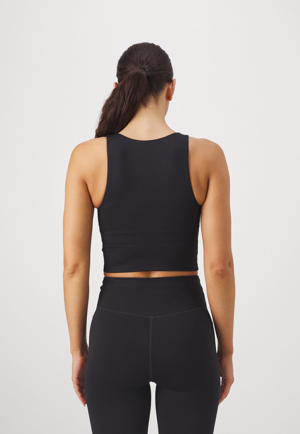 

Топ LUXE SCOOP TANK Girlfriend Collective, черный