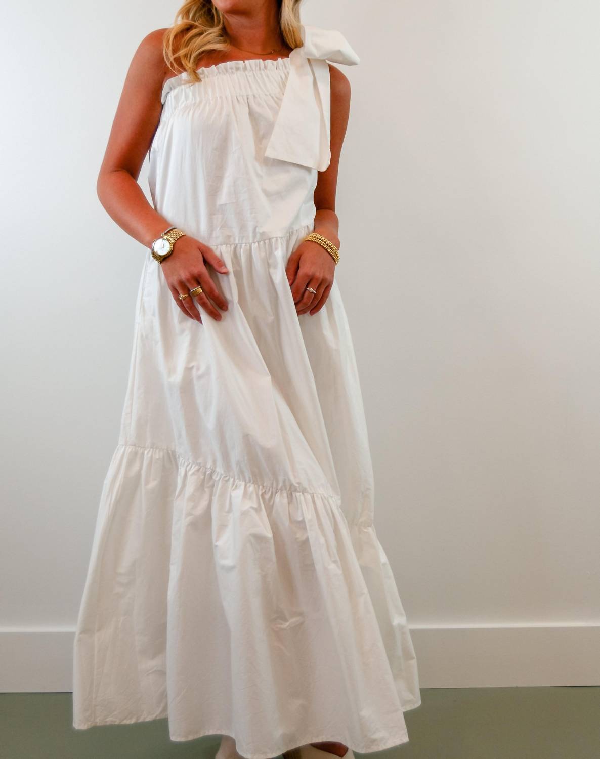 

Белое макси-платье с рюшами и одним плечом Before You