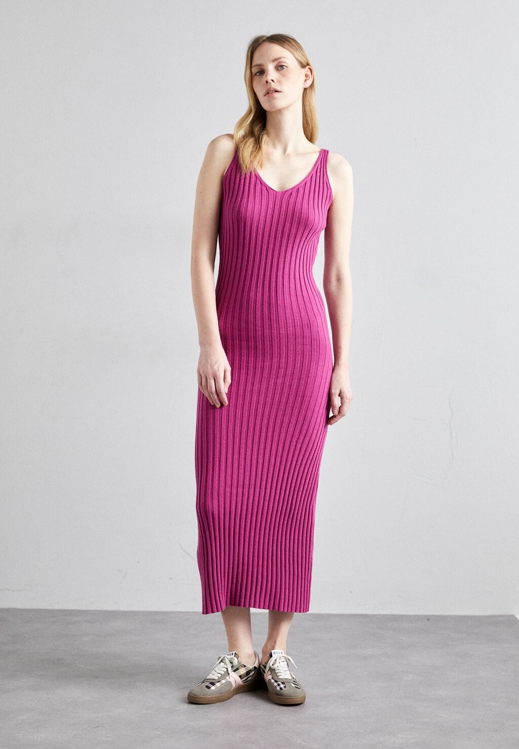 

Трикотажное платье DRESS STUDIO ID, цвет berry