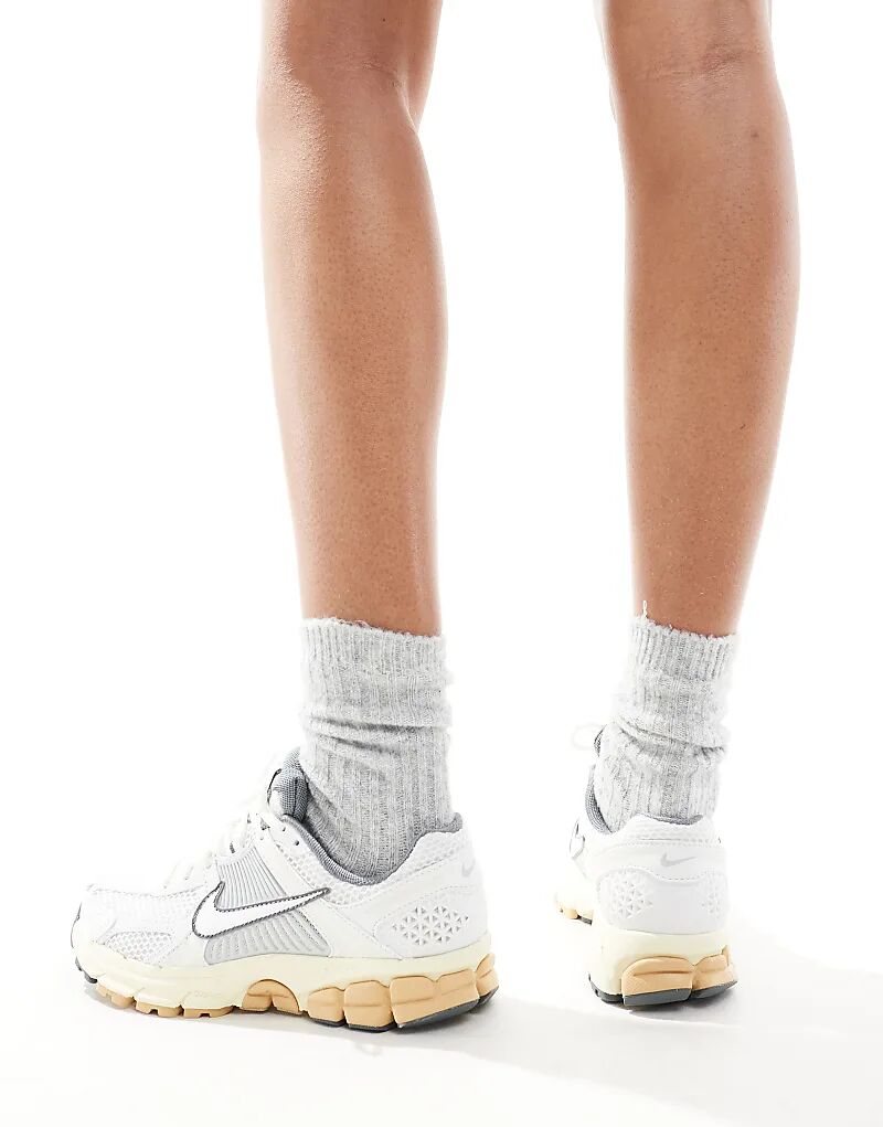 Кроссовки Zoom Vomero 5 белого и серого цвета Nike — фото 4
