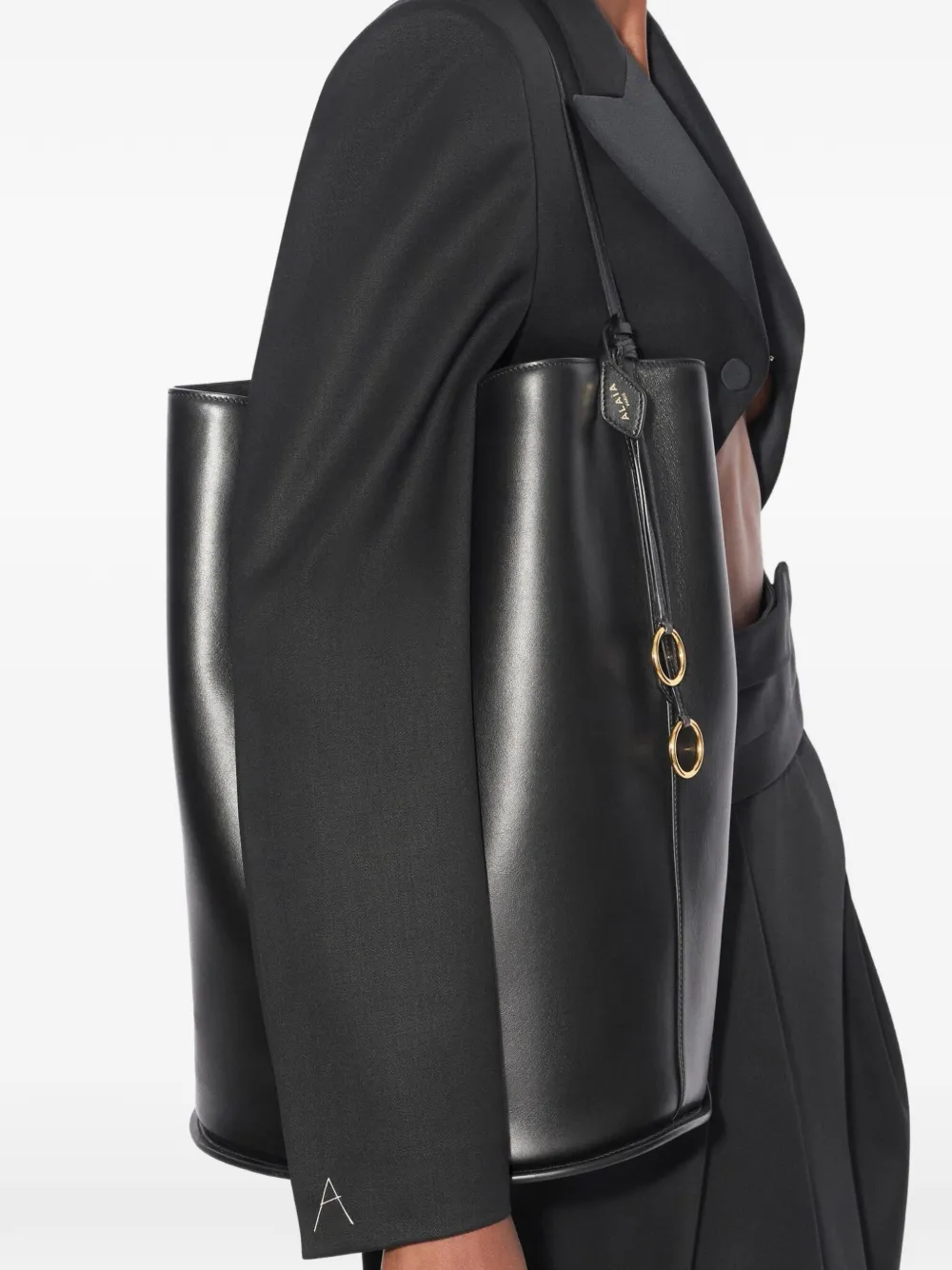 Черная сумка-ведро с кольцевой деталью Alaïa — фото 2