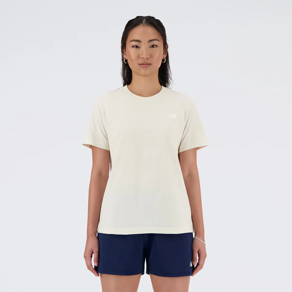 

Женская футболка New Balance Jersey с маленьким логотипом, цвет Piedra