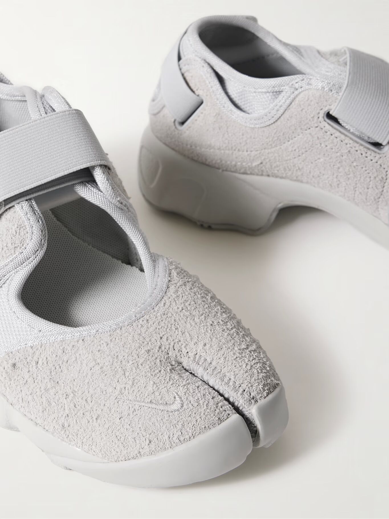 

Кроссовки Air Rift с раздельным носком из матовой замши и сетки NIKE, белый