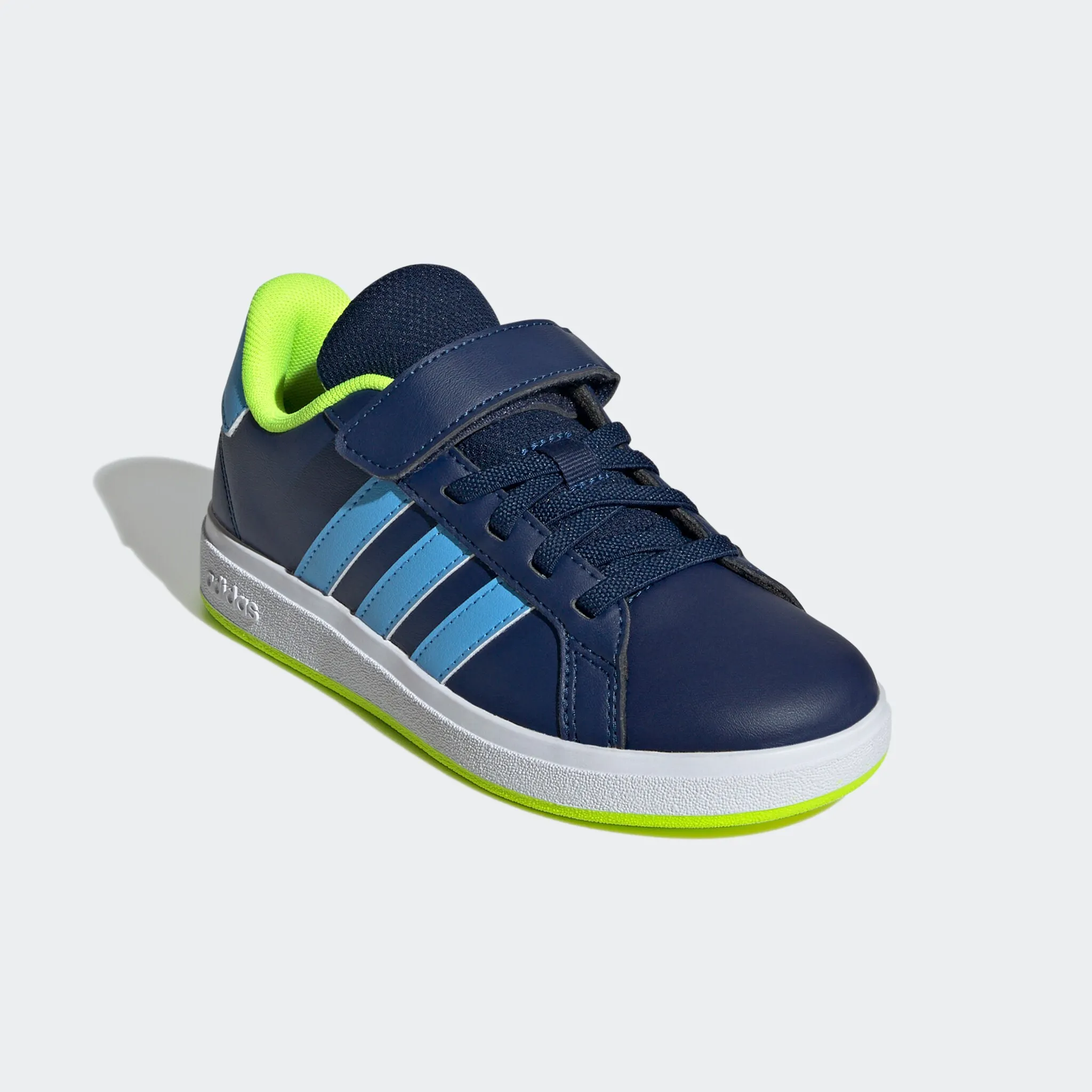 

Кроссовки adidas Sportswear «GRAND COURT 2.0 KIDS», дизайн по стопам суперзвезды Adidas, цвет Dark Blue / Blue Burst / Lucid Lemon