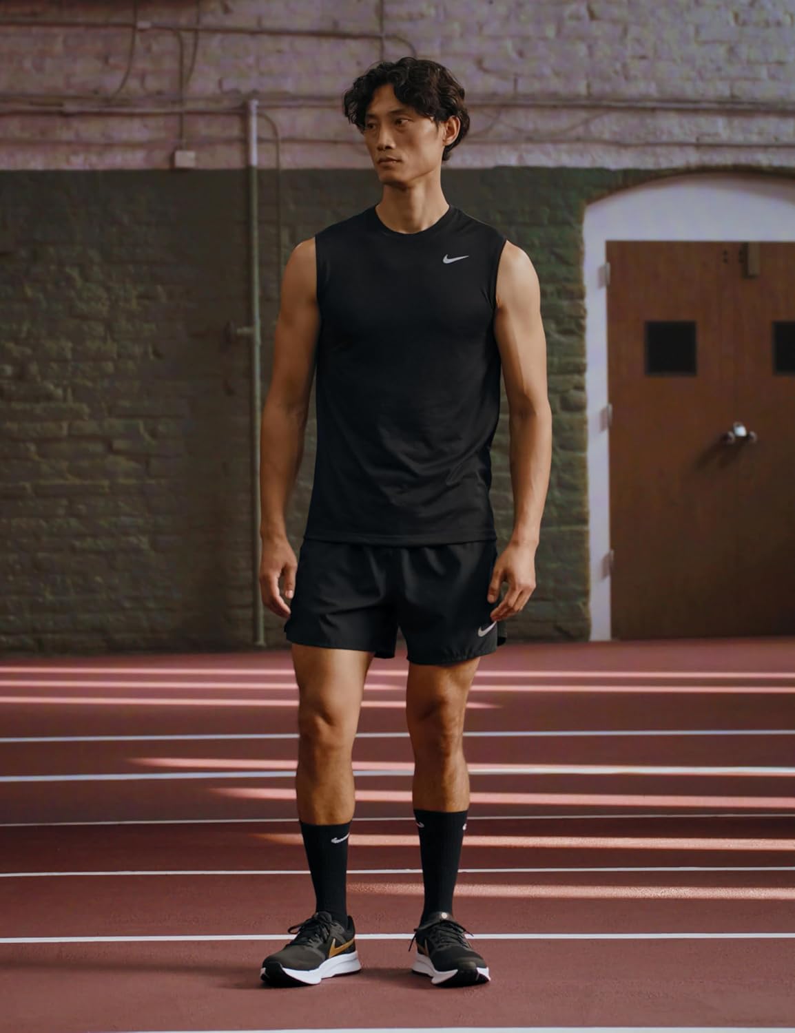 Мужские кроссовки для бега по шоссе Nike Run Swift 3, белый/черный/золотой — фото 3