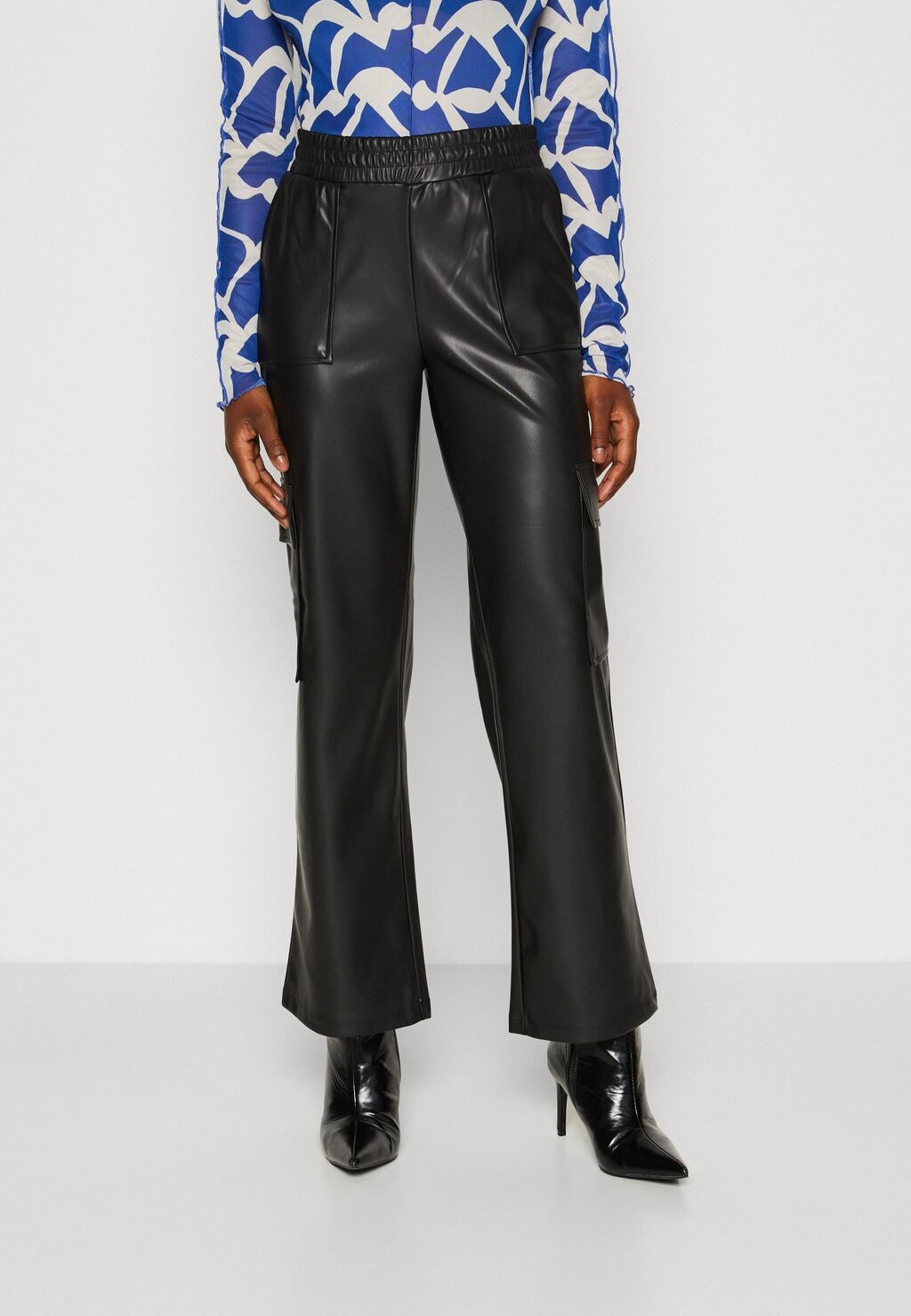 

Брюки карго Trousers Gina Tricot, черный