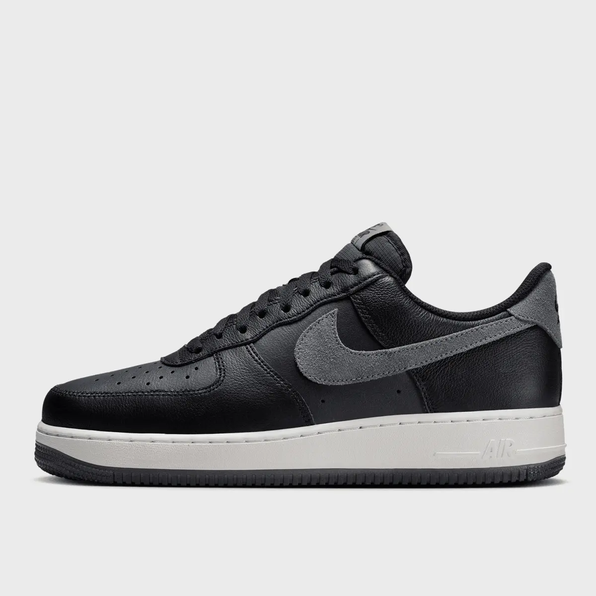 

Кроссовки Nike Air Force 1 '07 LV8, черный