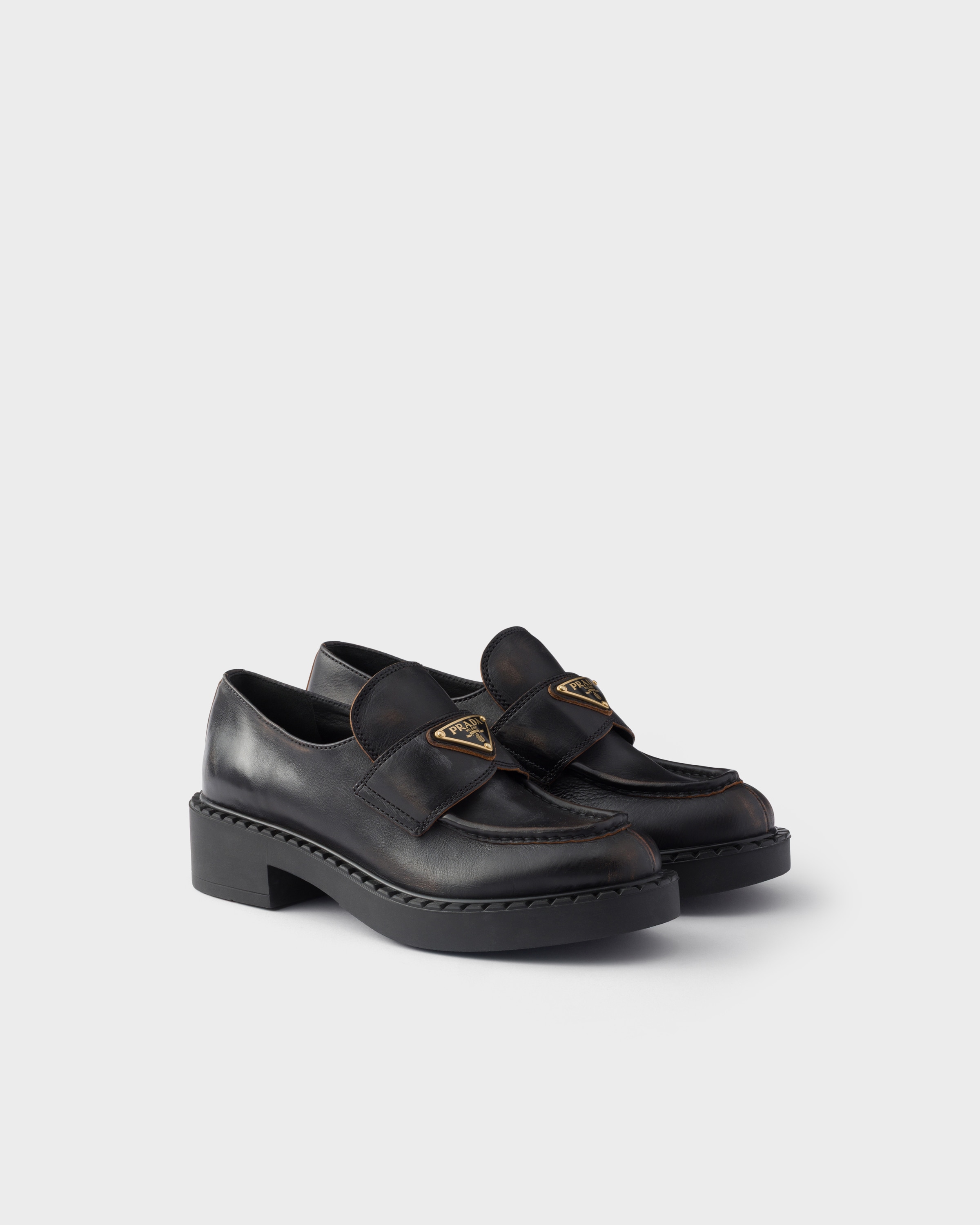Шоколадные лоферы из состаренной кожи Prada, черный/бежевый