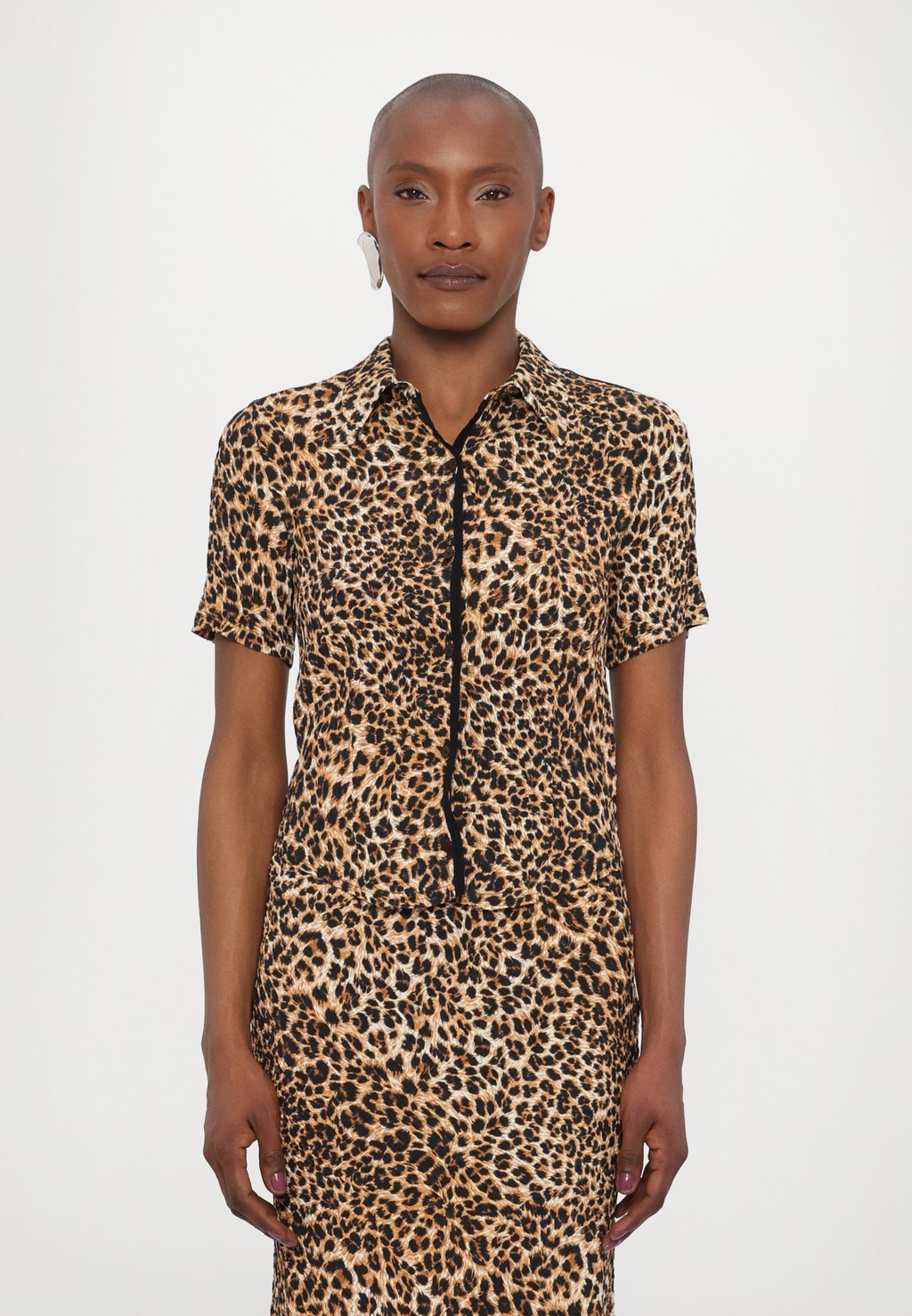 

Блузка на пуговицах CLARE BLOUSE Nanushka, светло-коричневый