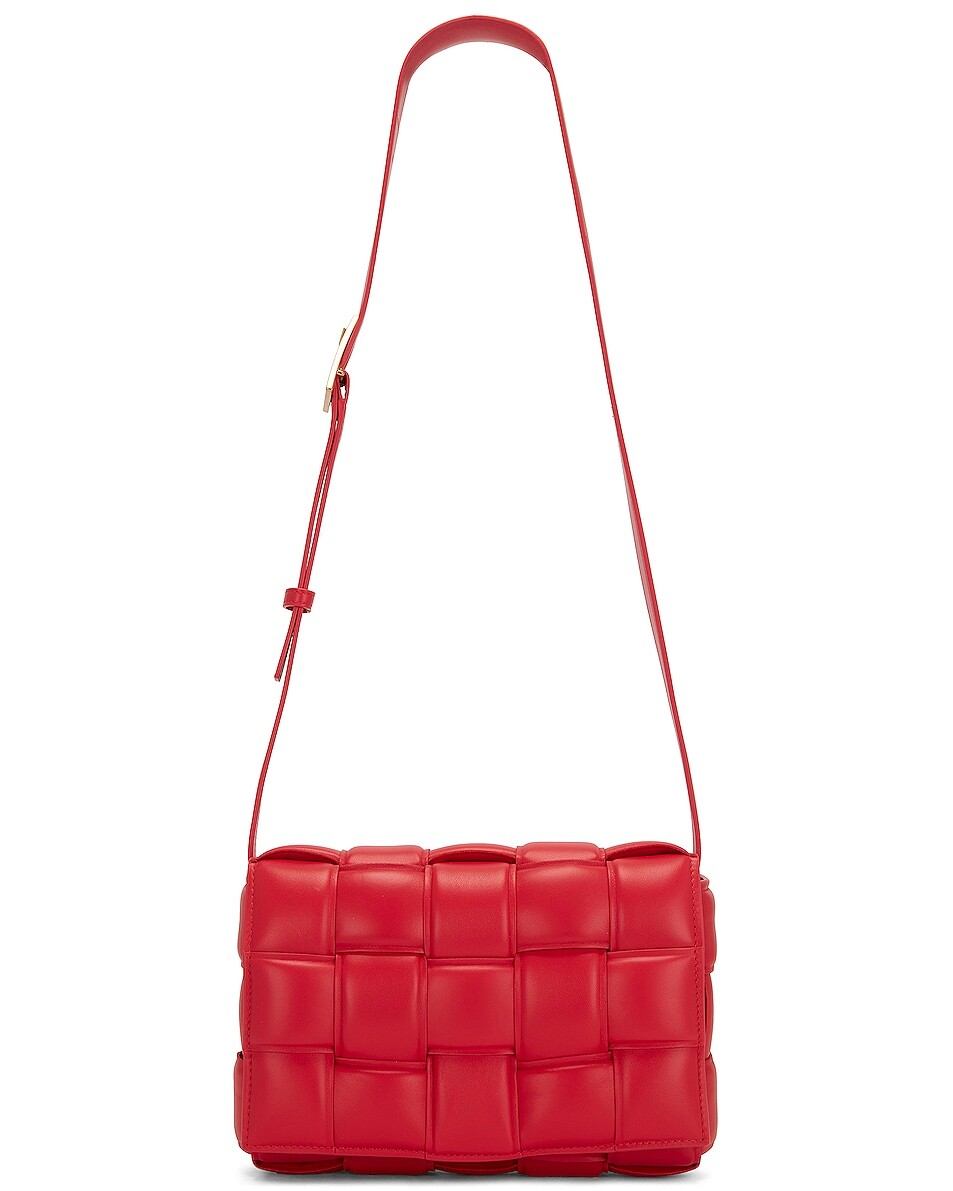

Сумка кросс-боди Bottega Veneta Padded Cassette, цвет Firework & Gold