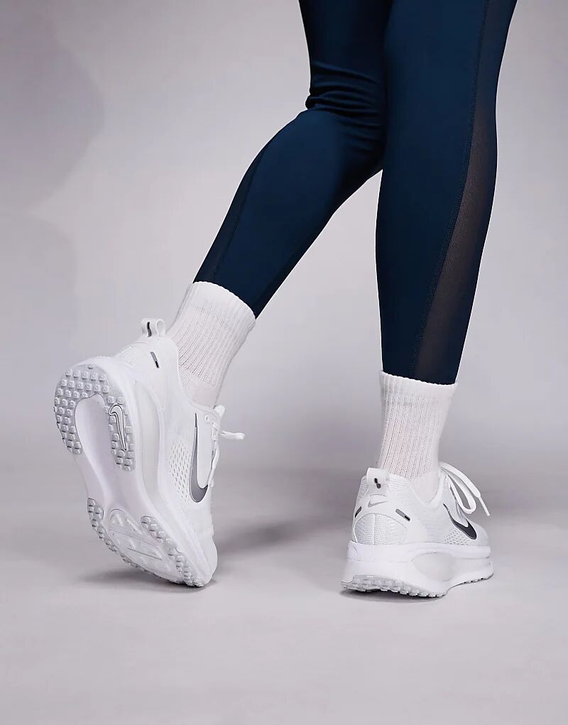 Кроссовки Nike Running Vomero 18 белого и серебристого цветов — фото 3