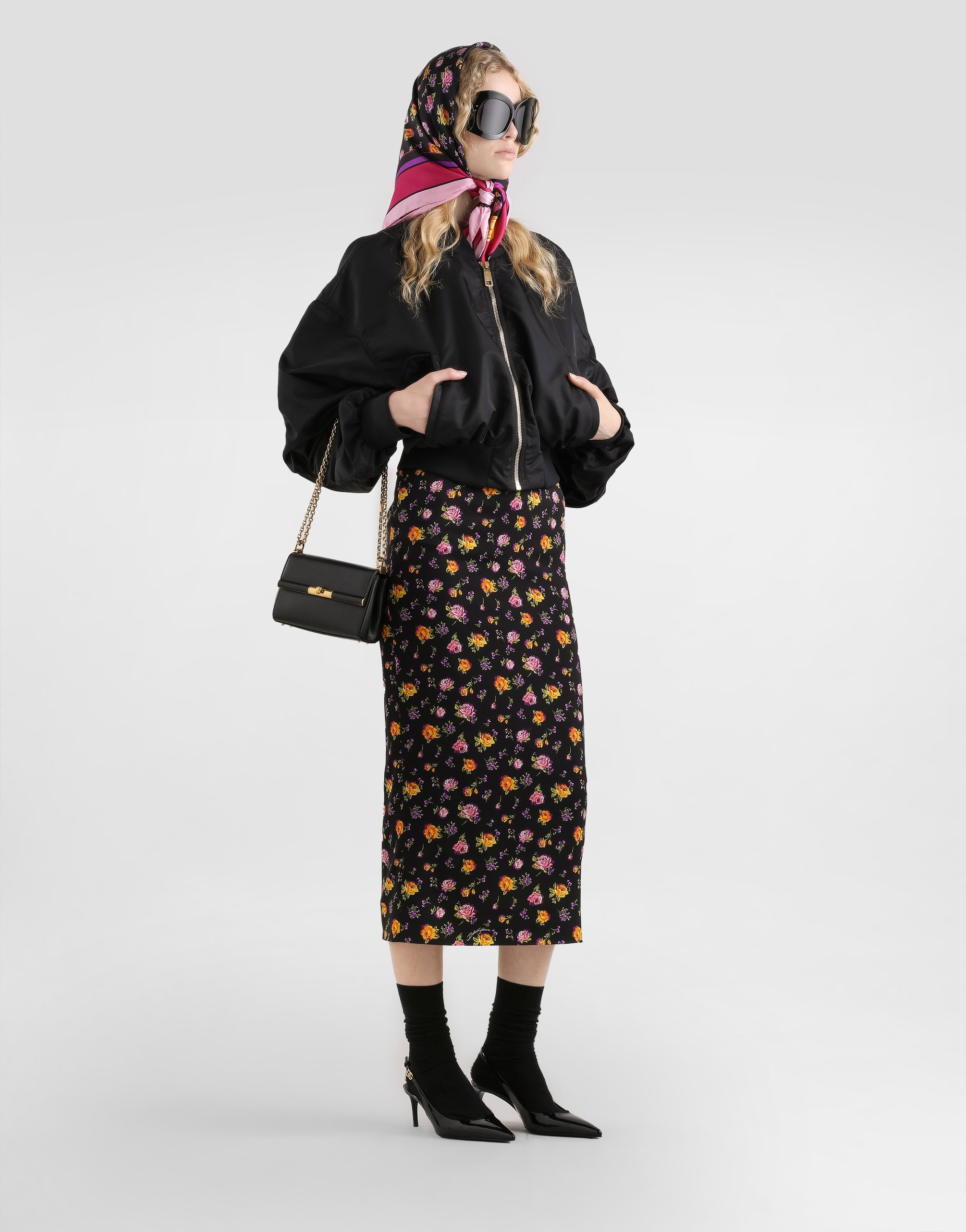 Прямая юбка из шармеза с принтом в виде небольших букетов роз Dolce & Gabbana, мультиколор — фото 2