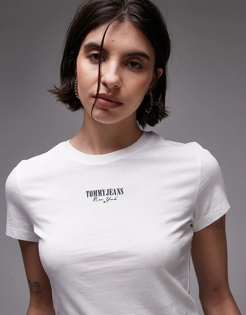 

Узкая футболка Tommy Jeans Essential Logo в кремово-белом цвете