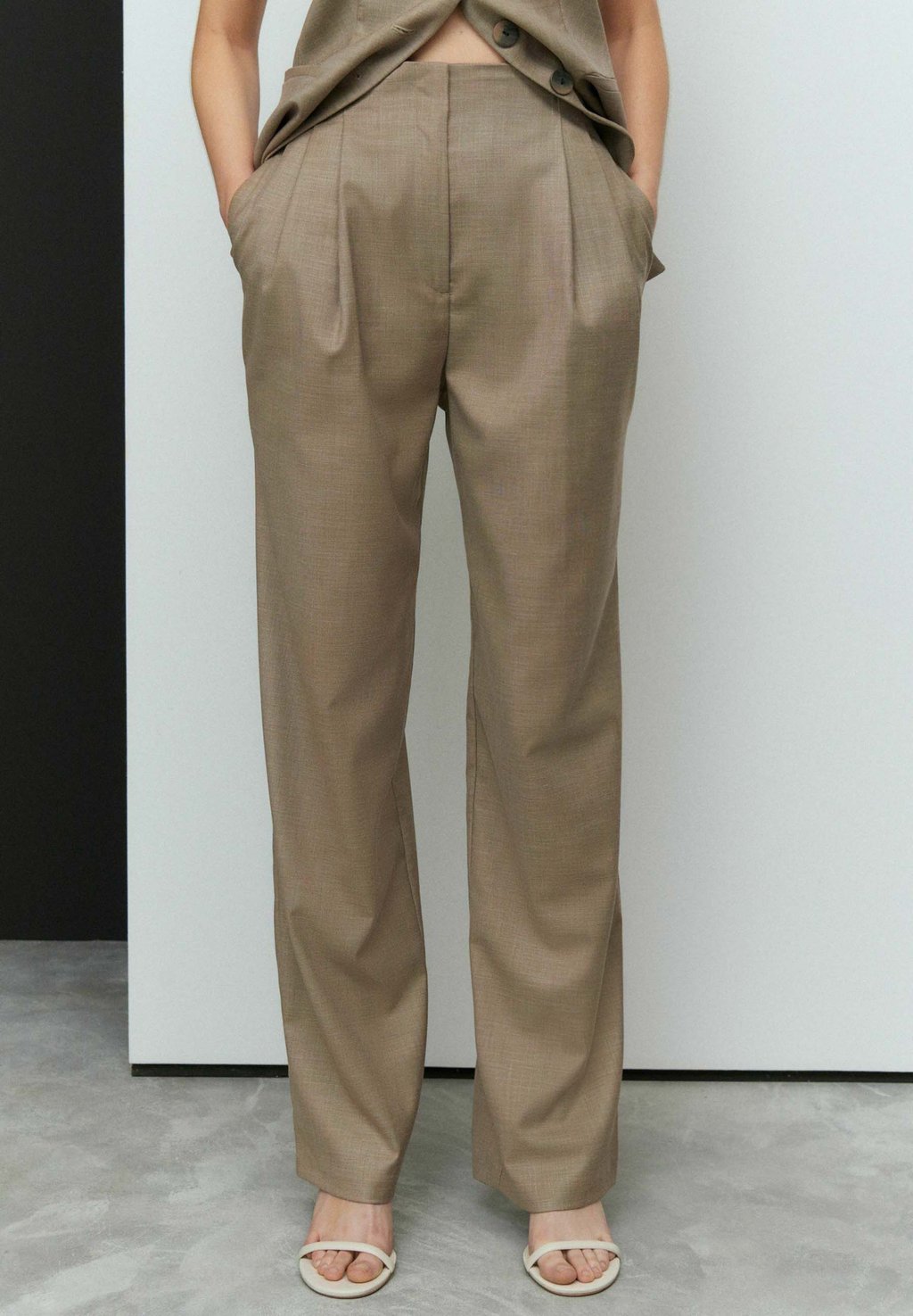 Брюки FIT - CROSS HATCH PLEAT LEG Next, бежевый — фото 4