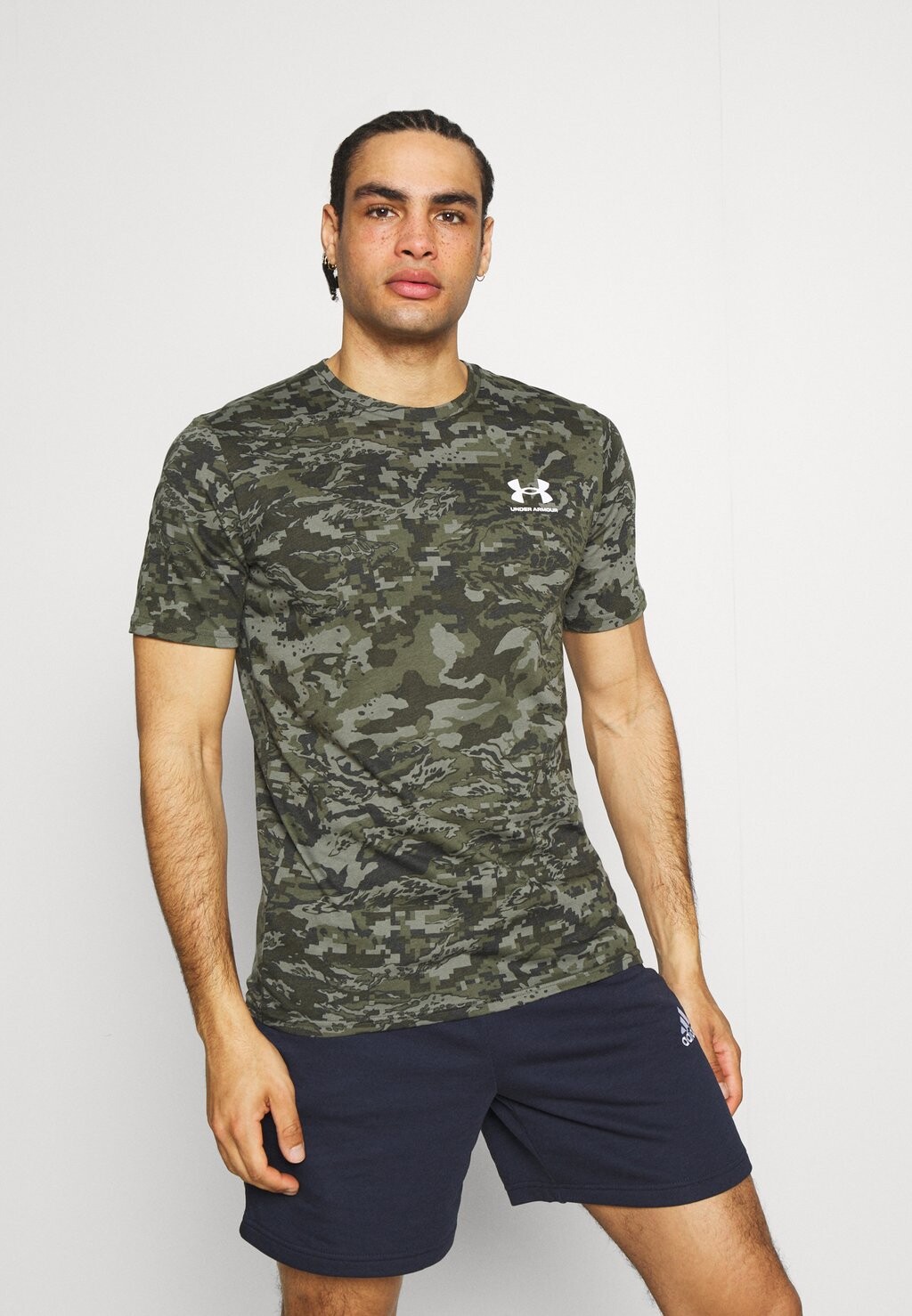 

Футболка с принтом CAMO Under Armour, зеленый барокко