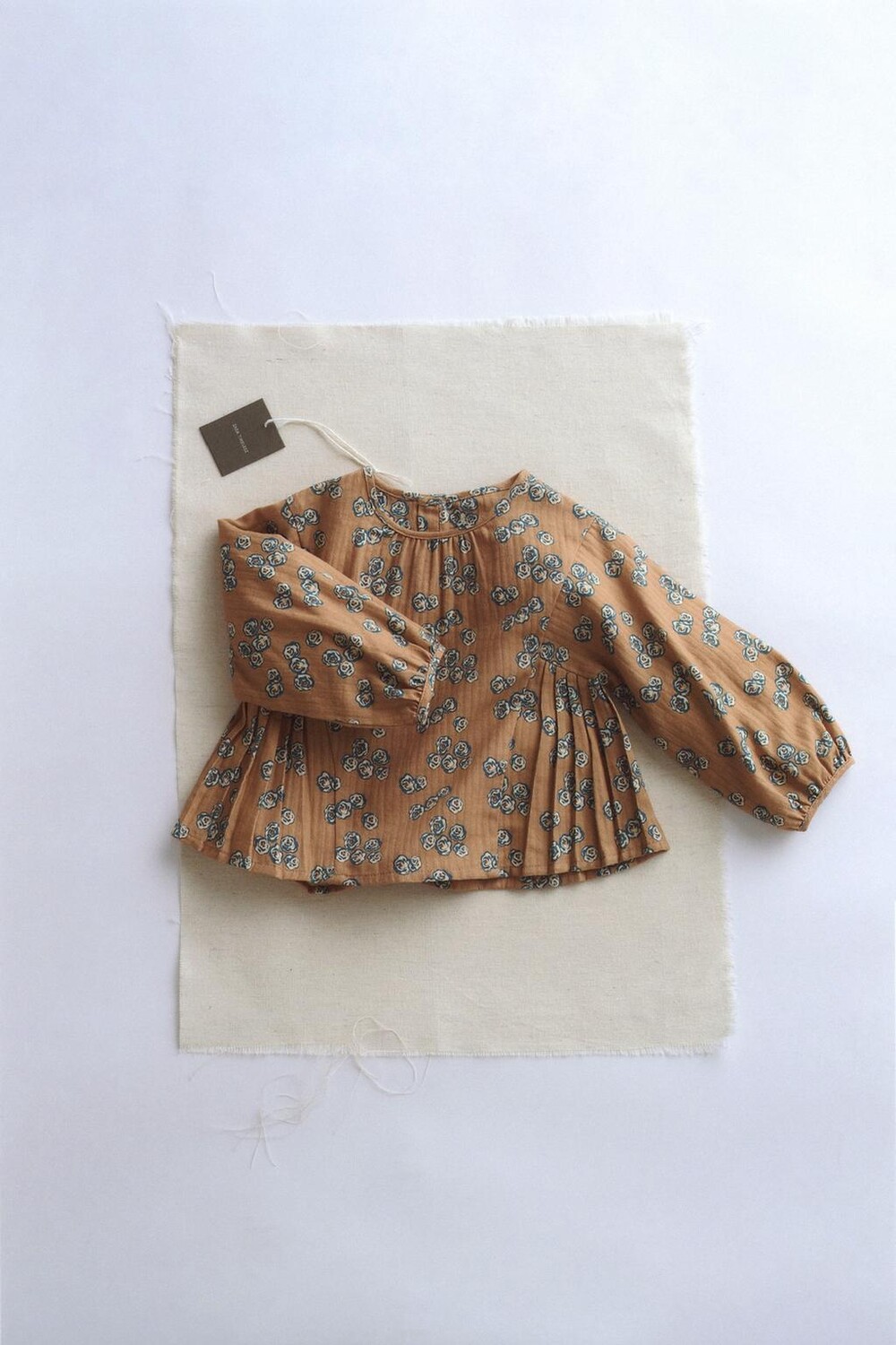 

Рубашка с цветочным рисунком в складку ZARA, цвет toffee