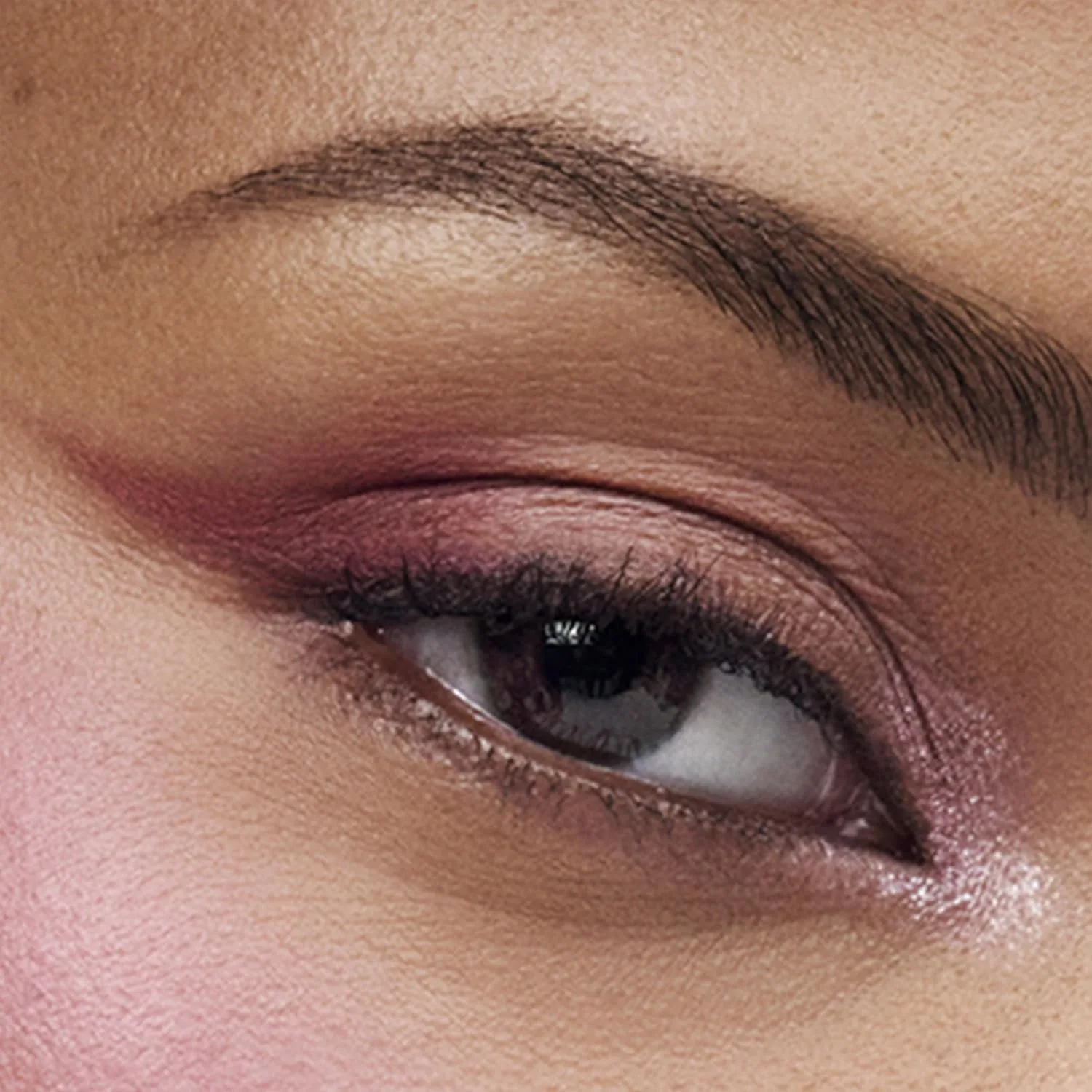 Палетка теней для век Estée Lauder The Essential Eyeshadow Quad Long-Lasting Palette | Shape, Sculpt, Magnify, 0.14 унции, Happiest Hour - Warm: pale pink (matte), light petal pink (matte), playful pink (sparkle), vibrant raspberry (matte) — фото 2