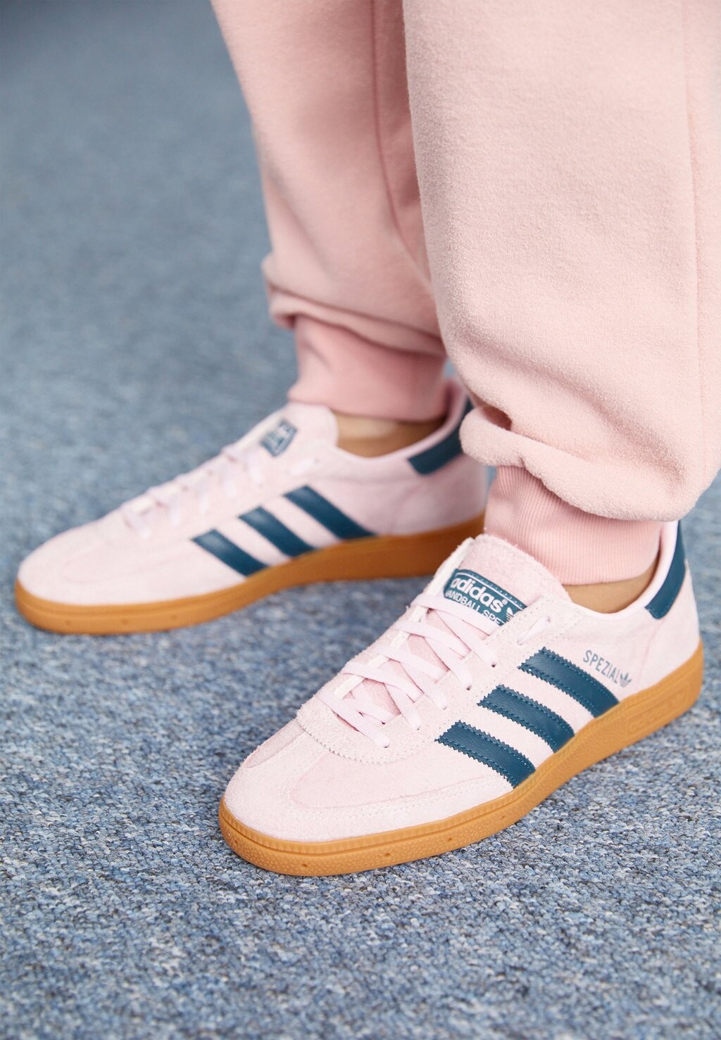 Низкие кроссовки HANDBALL SPEZIAL adidas Originals, прозрачный розовый/полярная ночь — фото 2