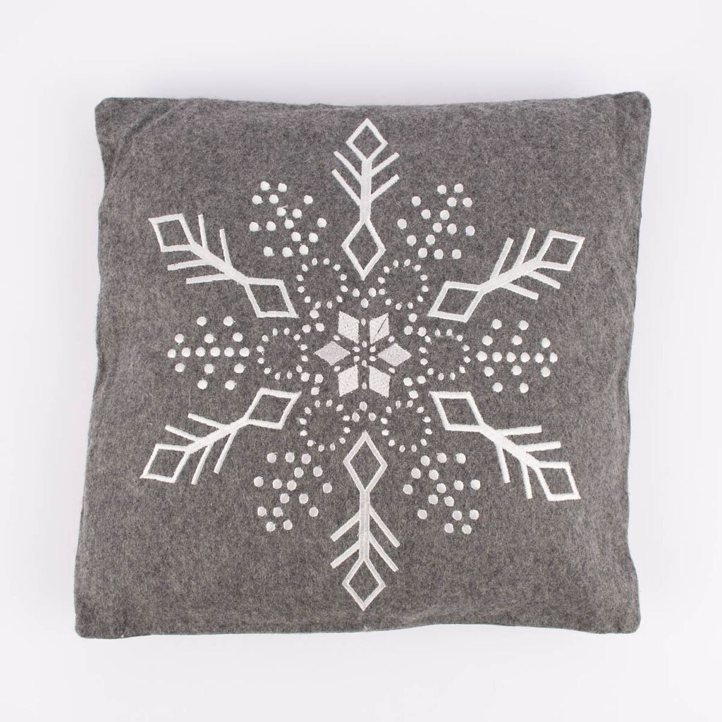 

Декоративная подушка из фетра с вышивкой снежинки серо-белая 40х40см Stof