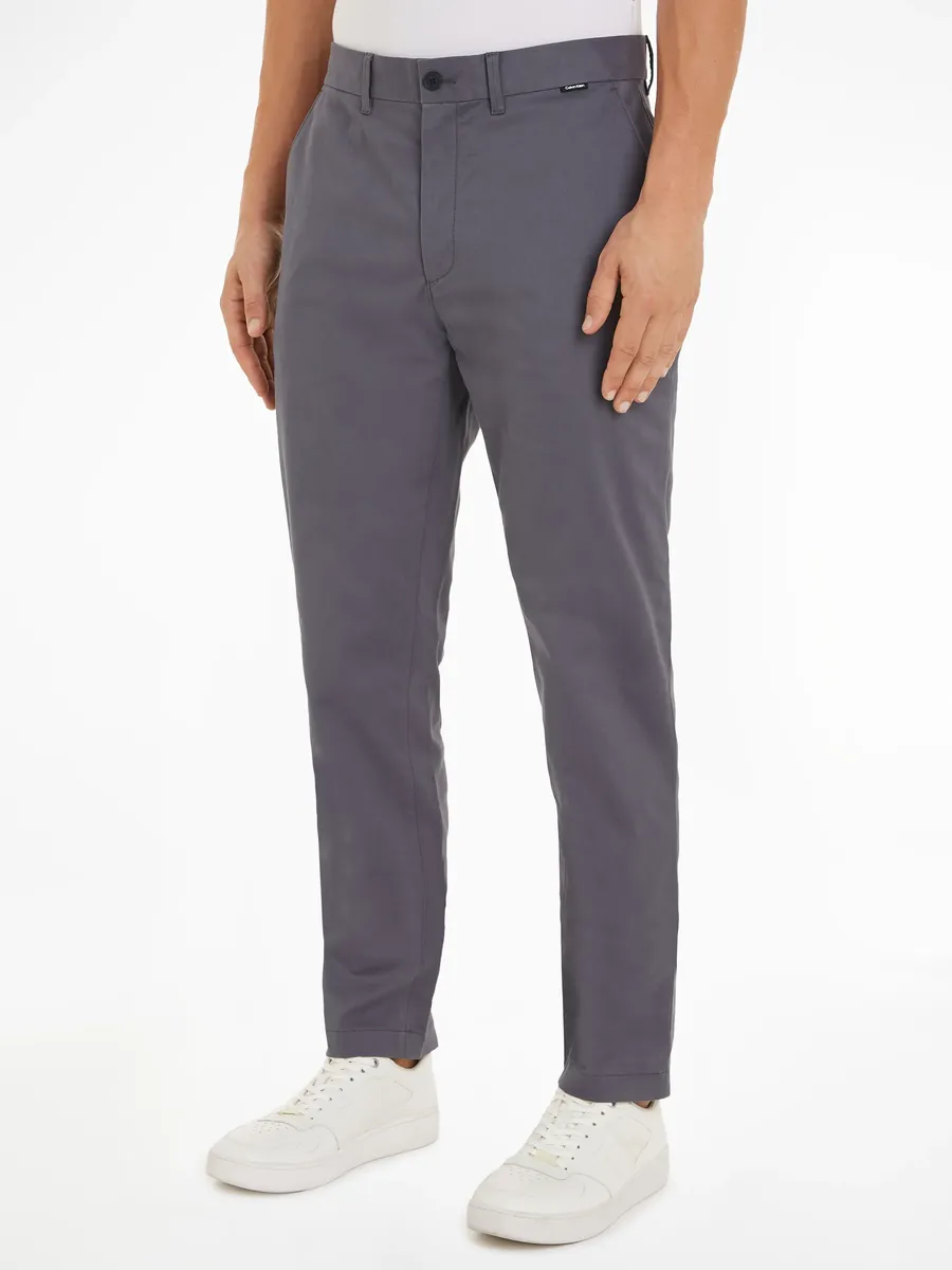 

Брюки-чиносы Calvin Klein "MODERN TWILL SLIM CHINO" с тисненым логотипом, цвет Iron Gate