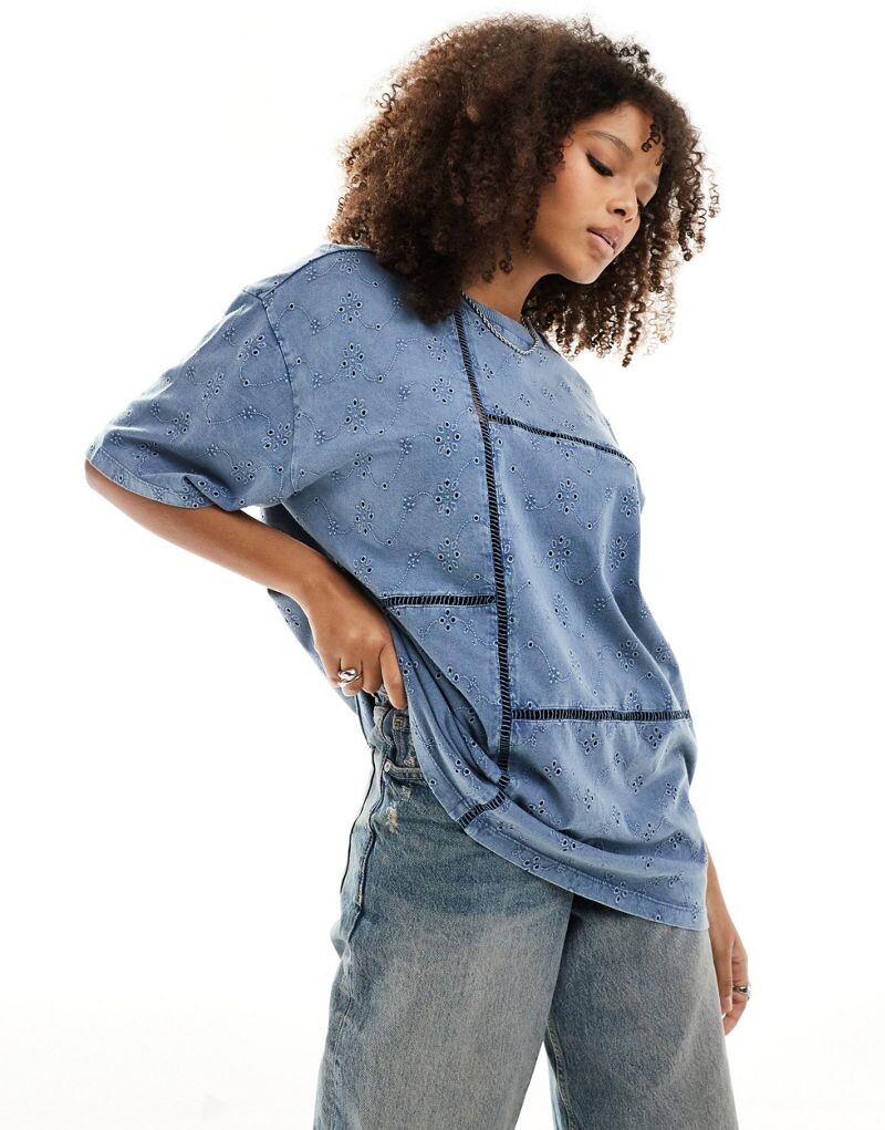 

ASOS DESIGN – объемная футболка в стиле пэчворк синего цвета с английской вышивкой