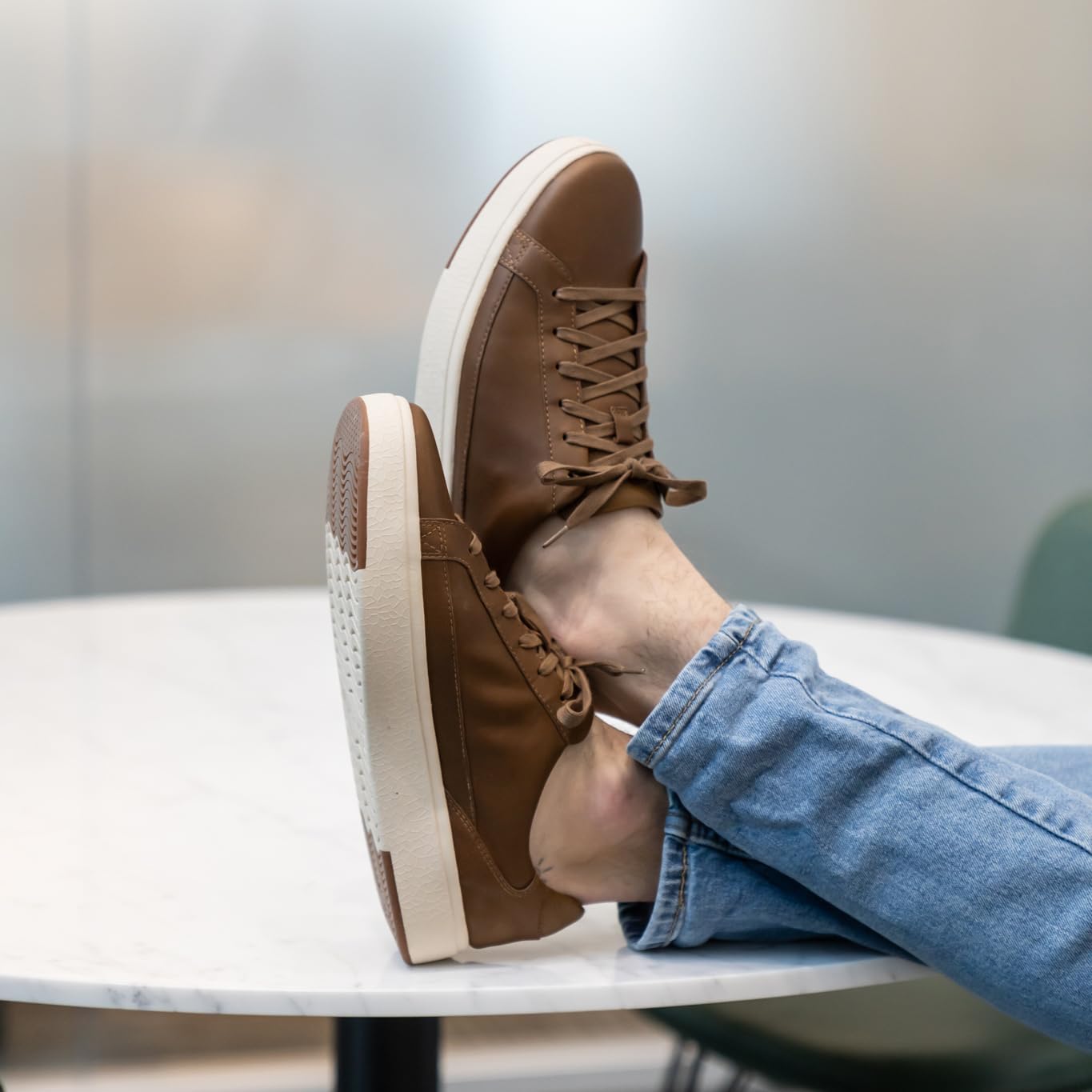 Кроссовки Kizik Slip On: Vegas - низкопрофильные кроссовки из натуральной полной кожи для женщин и мужчин, удобство без использования рук, подходит для классического или повседневного ношения, Chestnut — фото 2