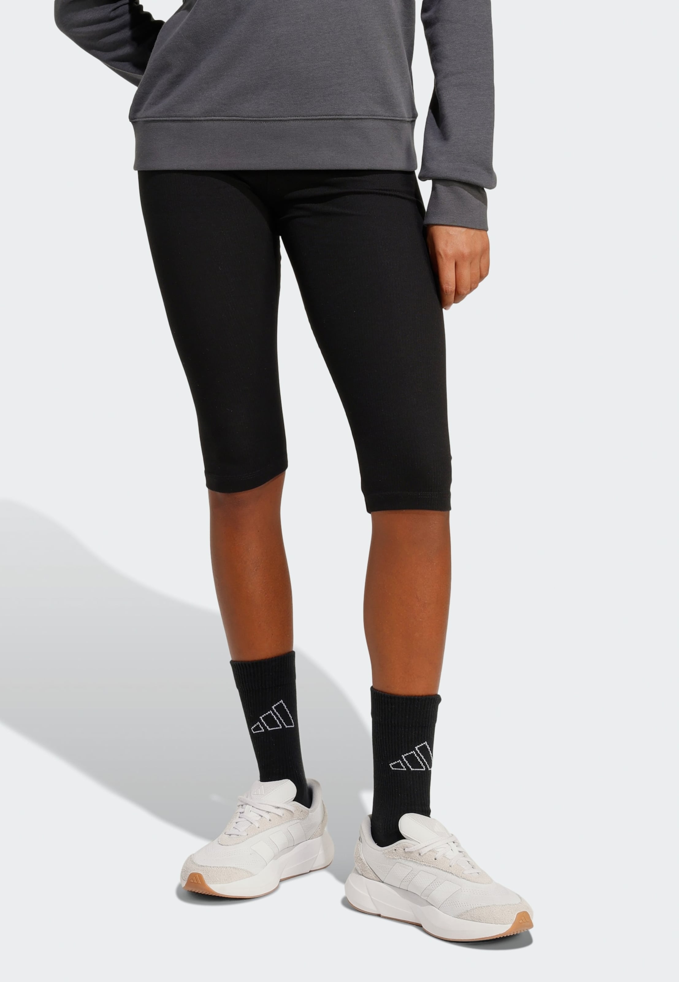 Adidas Sportswear Узкие спортивные шорты 'Seasonal Essentials' в черном цвете — фото 2