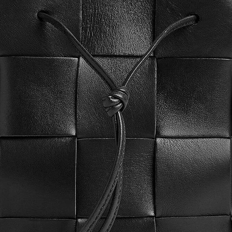 Маленькая черная сумка-кроссбоди через плечо интреччо Bottega Veneta — фото 4