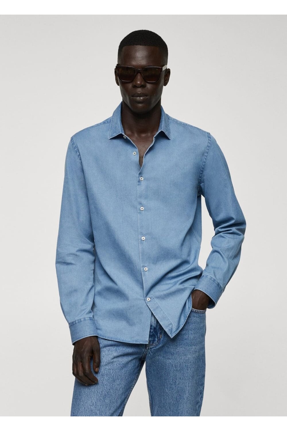 

Рубашка Slim Fit из хлопка шамбре Mango, синий