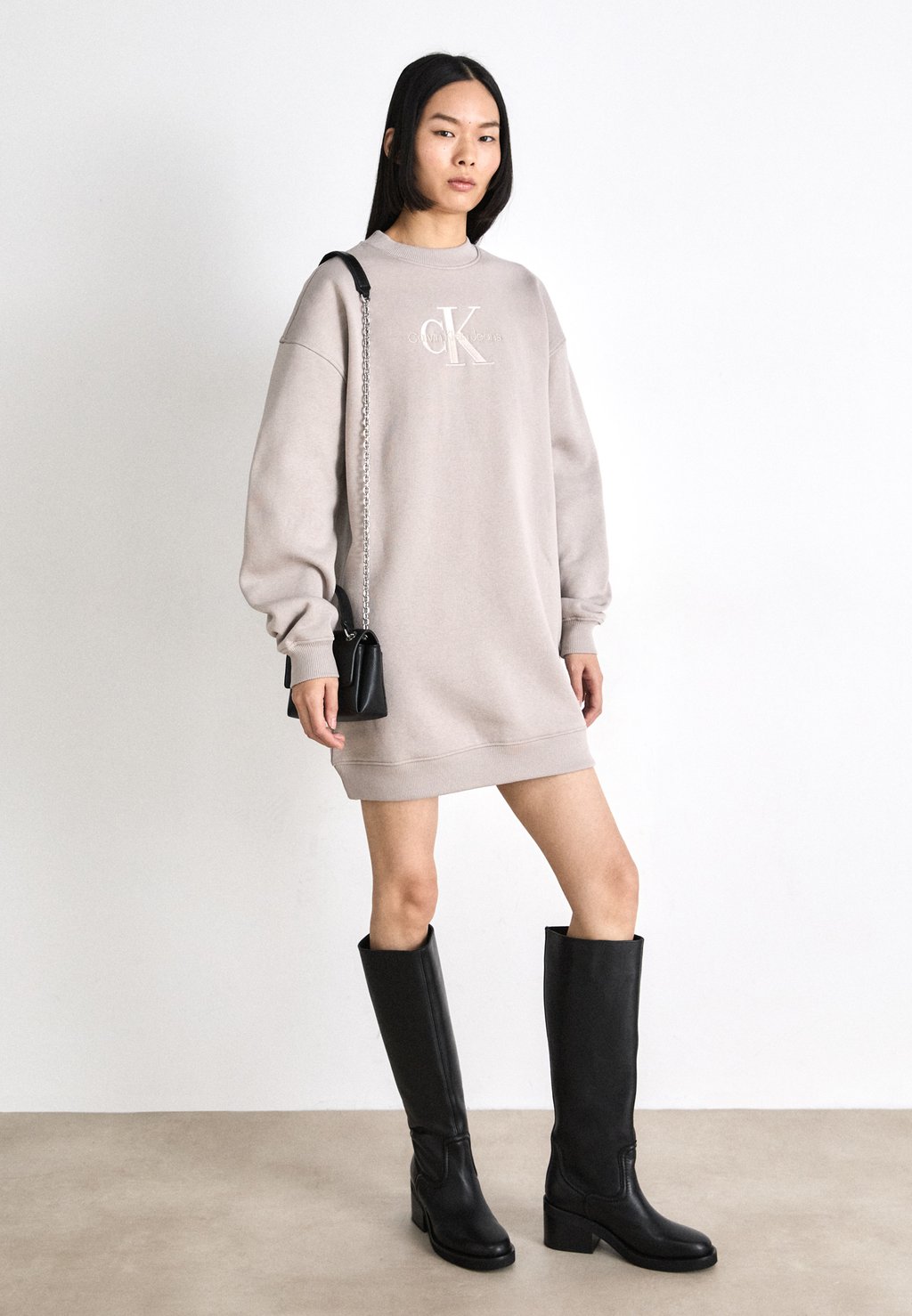 

Повседневное платье EMBROIDERED MONOLOGO CREW DRESS Calvin Klein Jeans, бежевый