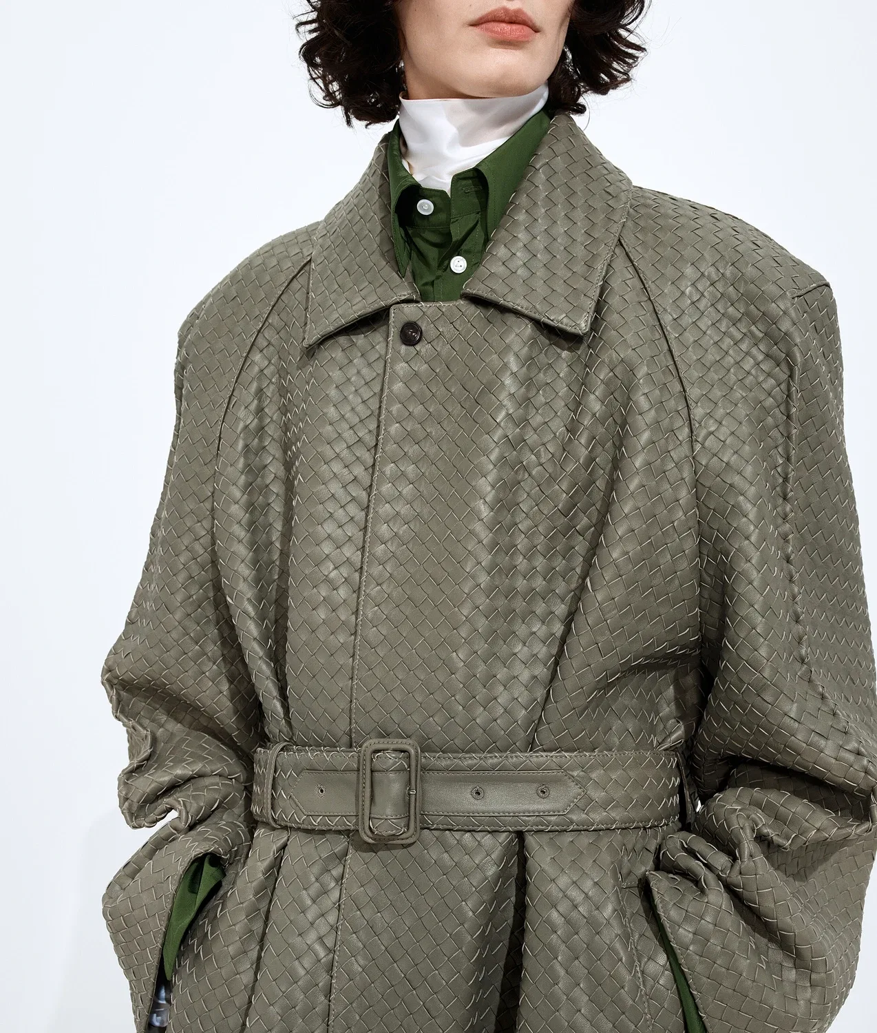 Пальто из плетеной кожи Intrecciato BOTTEGA VENETA, коричневый — фото 2
