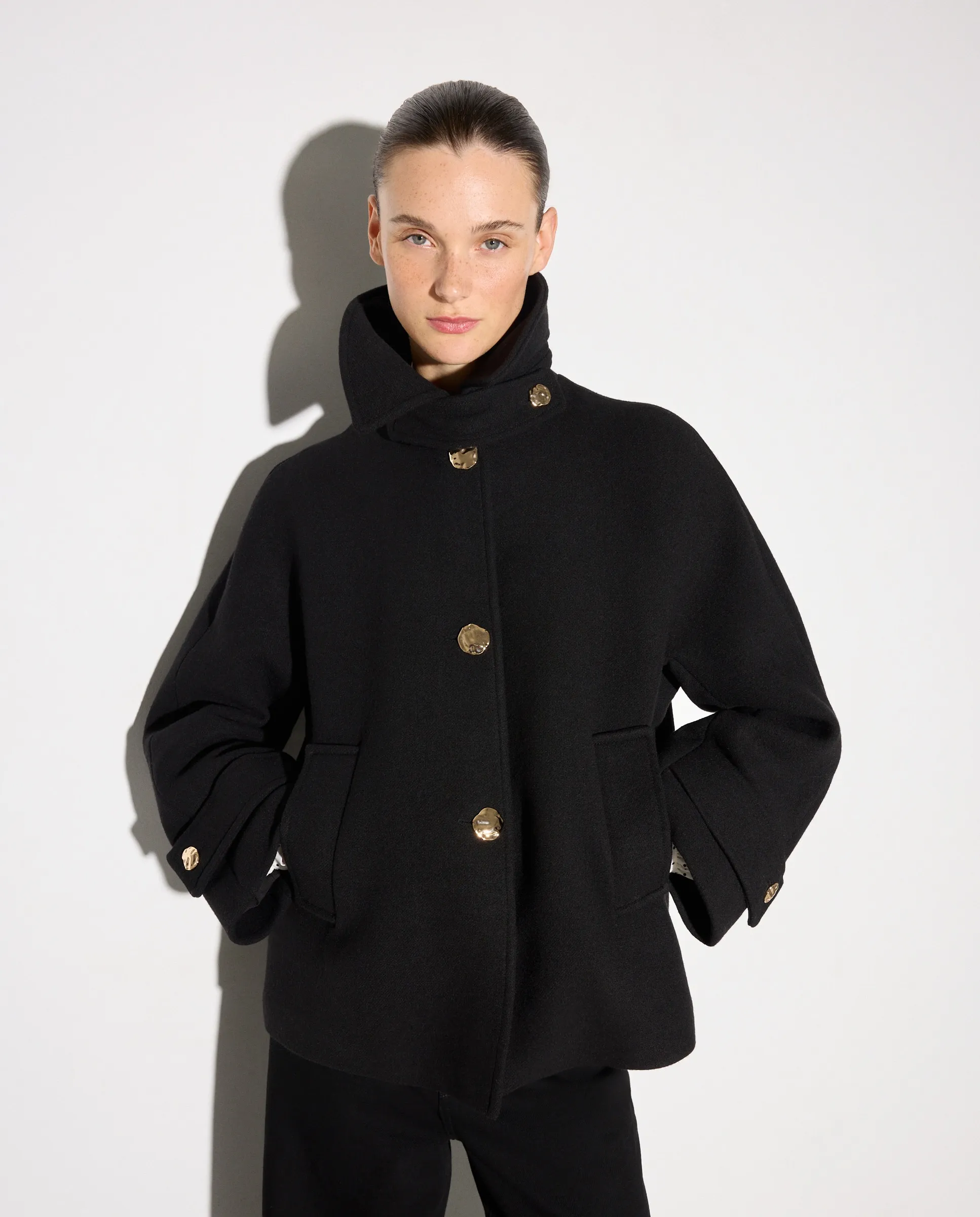 

Женское пальто с воротником-рубашкой и золотой пуговицей Woman El Corte Inglés