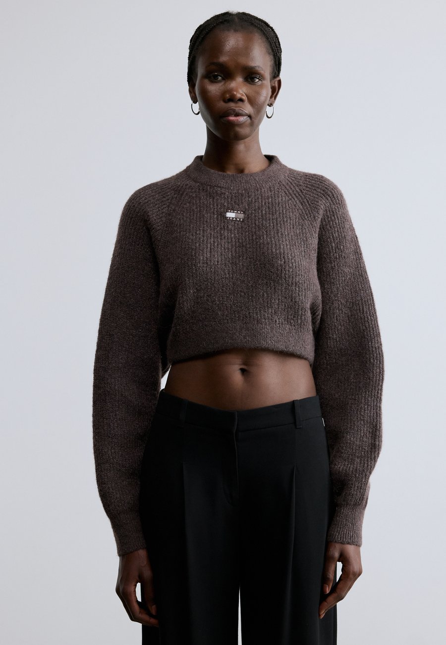 

Джемпер Tommy Jeans CROP BADGE SWEATER , Black Walnut/Brown