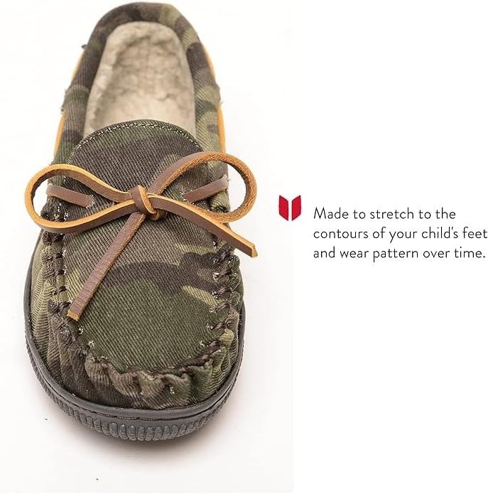 Мокасины-тапочки Minnetonka Kid's с жесткой подошвой и плюшевой подкладкой, зеленый — фото 3